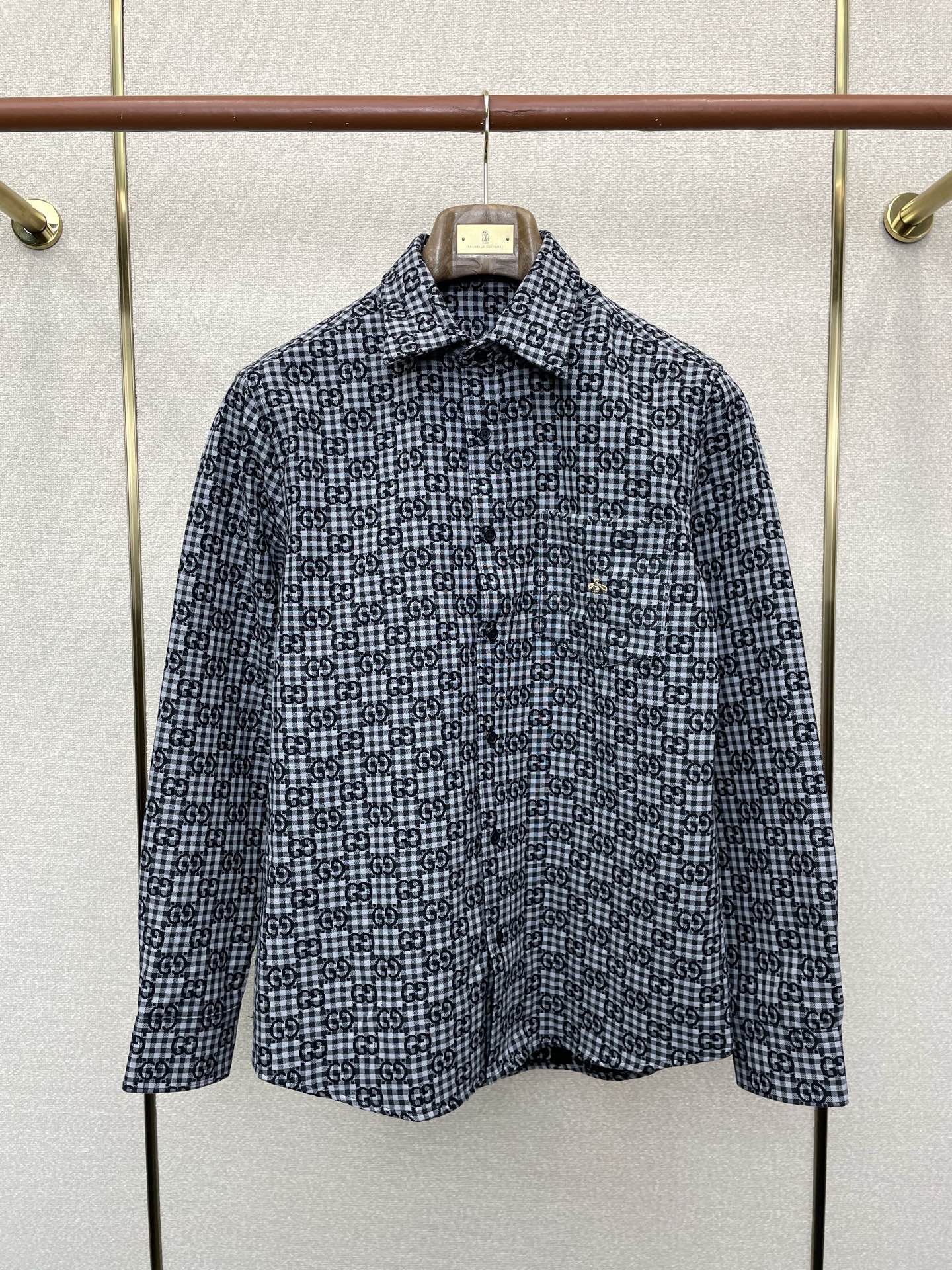 NO:744294,.Gucci Gucci exclusively provides new original men's casual shirts. High-end customization. High-end version. Fashionable and versatile imported fabrics. Super soft and delicate feel. Skin-friendly and comfortable to wear. High-end boutique. The upper body is made with exquisite precision by the factory. Men's must-have items. Three labels are complete. Size M-3XL,,gucci,gucci,shirts,19860909.Gucci古驰独家专供新款原单男士休闲衬衫 高端定制 高端版本 时尚百搭爆款进口面料 手感超柔软细腻 穿着亲肤舒适 高端精品 代工厂精细做上身非常赞 男士必备单品 三标齐全 码数M-3XL,,gucci,gucci,shirts,,Men's clothing