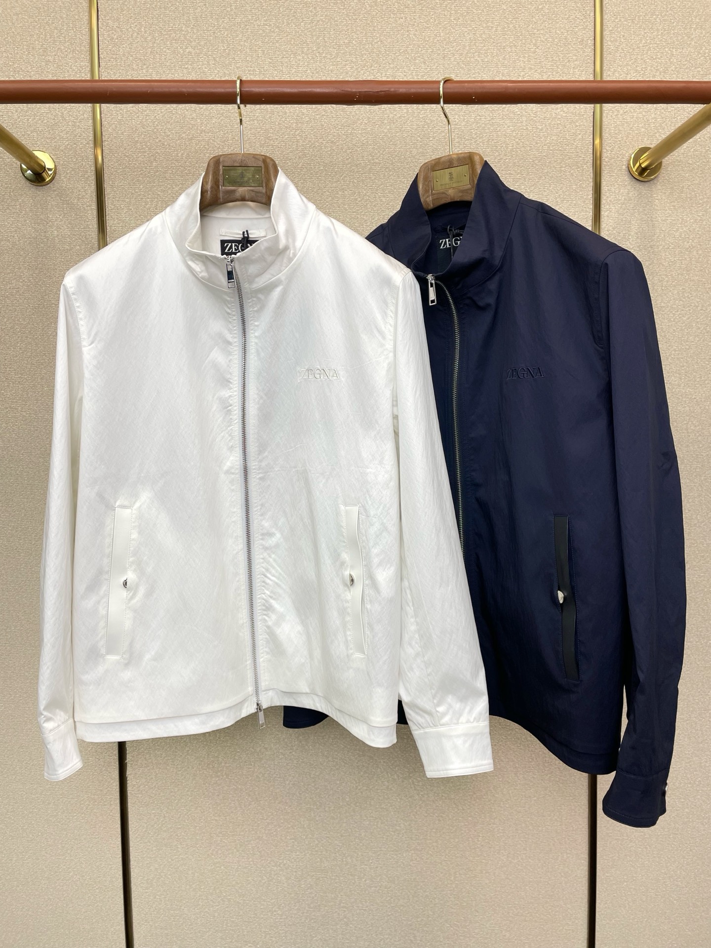 NO:744291,.ZEGNA Zegna exclusively provides the latest fashionable stand-collar jackets, jackets with classic design and stunning appearance. The quality is impeccable and quality control allows you to buy it directly. It is a high-end product that cannot be faulted! You can feel its powerful aura through the detailed pictures. It has a remarkable effect of gathering heat and keeping warm, so you don’t have to worry about getting a little chilly! Both fashionable and functional, the whole style looks more luxurious! Size M-3XL,,zegna,jackets & coats,jackets & coats,19860909.ZEGNA杰尼亚独家专供最新时尚立领夹克,经典设计感与颜值爆棚的外套,品质更是无法挑剔品控可以直接入手,不容过错的高端臻品！通过细节图片便可感受到它强悍的气场,聚温保暖效果显著,完全不用担心会有一点寒意！时尚与功能性兼备,整款显得更加的奢华大气！ 尺码M-3XL,,zegna,jackets & coats,jackets & coats,,Men's clothing