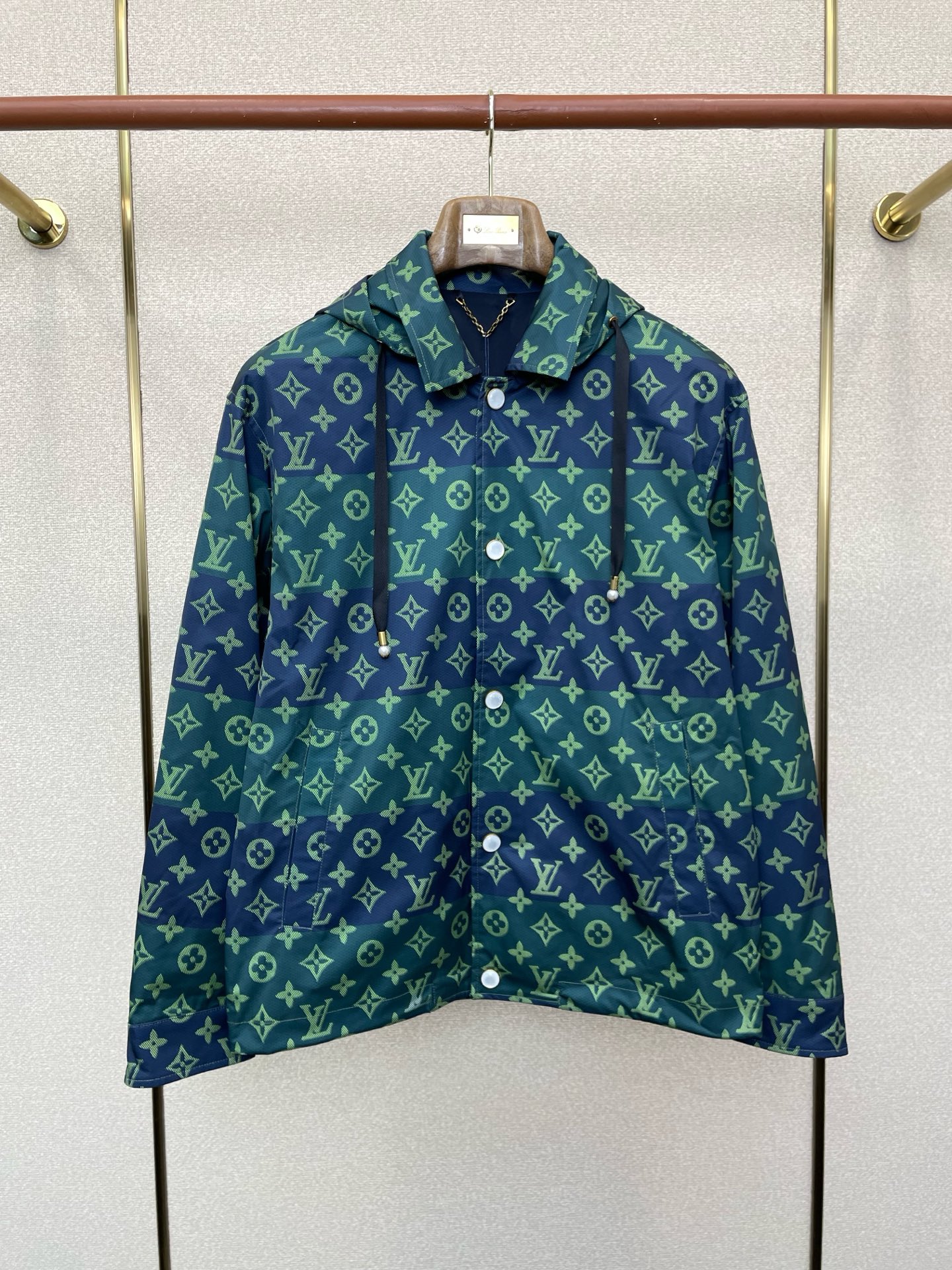 NO:746129,.Louis Vuitton’s new and latest fashionable hooded lapel jacket is a must-have. It is a jacket with a classic design and great appearance. The quality is impeccable and the quality control can be purchased directly. It is a high-end product that cannot be faulted! You can feel its powerful aura through the detailed pictures. It has a remarkable effect of gathering heat and keeping warm, so you don’t have to worry about getting a little chilly! Both fashionable and functional, the whole style looks more luxurious! Size M-3XL,,louis vuitton,louis vuitton,jackets & coats,jackets & coats,hats,19860909.Louis Vuitton路易威登砸锅卖铁都要上的新款最新时尚连帽翻领夹克,经典设计感与颜值爆棚的外套,品质更是无法挑剔品控可以直接入手,不容过错的高端臻品！通过细节图片便可感受到它强悍的气场,聚温保暖效果显著,完全不用担心会有一点寒意！时尚与功能性兼备,整款显得更加的奢华大气！ 尺码M-3XL,,louis vuitton,louis vuitton,jackets & coats,jackets & coats,hats,,Men's clothing