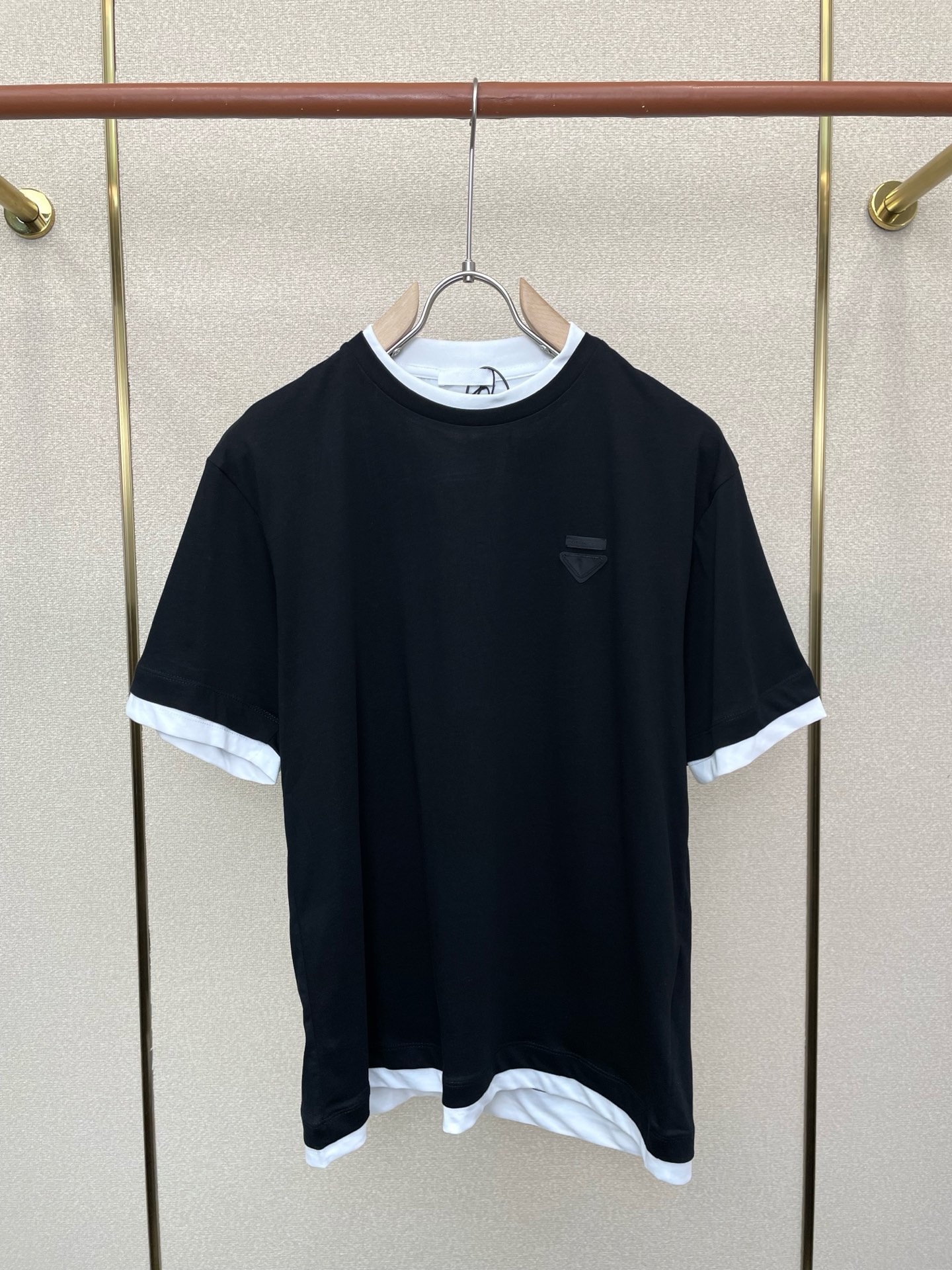 NO:744297,.Prada exclusively supplies new original men's casual double-layered fake two-piece short-sleeves. High-end customization. High-end version. Fashionable and versatile imported fabrics. Super soft and delicate feel. Skin-friendly and comfortable to wear. High-end boutique. The upper body is finely made by the factory. It is a must-have item for men. Three complete standards. Size S-XL, prada, prada, T-shirt,19860909.Prada普拉达独家专供新款原单男士休闲双层假两件短袖 高端定制 高端版本 时尚百搭爆款进口面料 手感超柔软细腻 穿着亲肤舒适 高端精品 代工厂精细做上身非常赞 男士必备单品 三标齐全 码数S-XL,,prada,prada,T-shirt,,Men's clothing