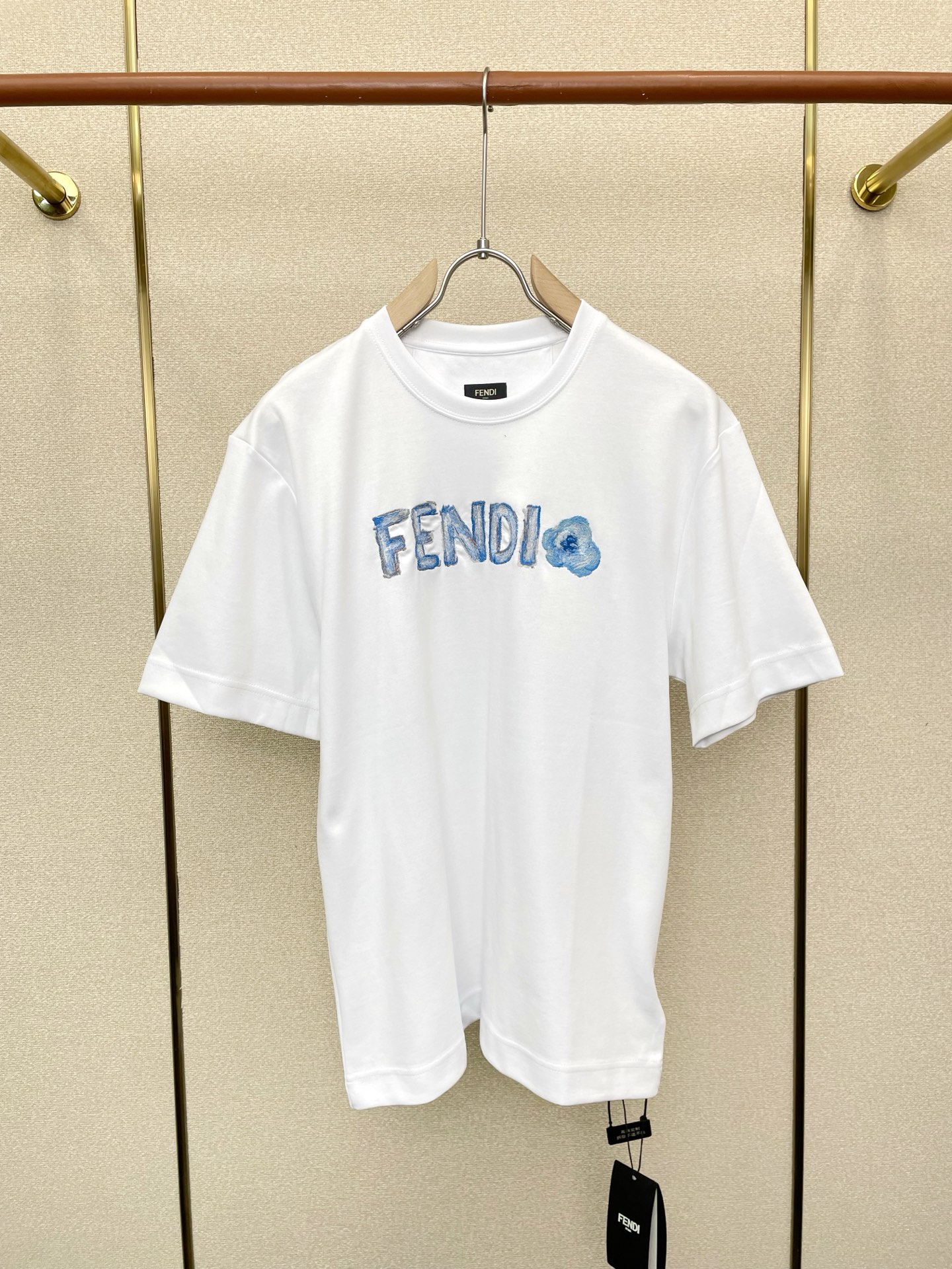 NO:744302,.FENDI Fendi exclusively provides new original men's casual short sleeves. High-end customization. High-end version. Fashionable and versatile imported fabrics. Super soft and delicate feel. Skin-friendly and comfortable to wear. High-end boutique. The upper body is exquisitely made by the factory. Men's must-have items. Three complete standards. Size S-XL,,fendi,fendi, T-shirt,19860909.FENDI芬迪独家专供新款原单男士休闲短袖 高端定制 高端版本 时尚百搭爆款进口面料 手感超柔软细腻 穿着亲肤舒适 高端精品 代工厂精细做上身非常赞 男士必备单品 三标齐全 码数S-XL,,fendi,fendi,T-shirt,,Men's clothing
