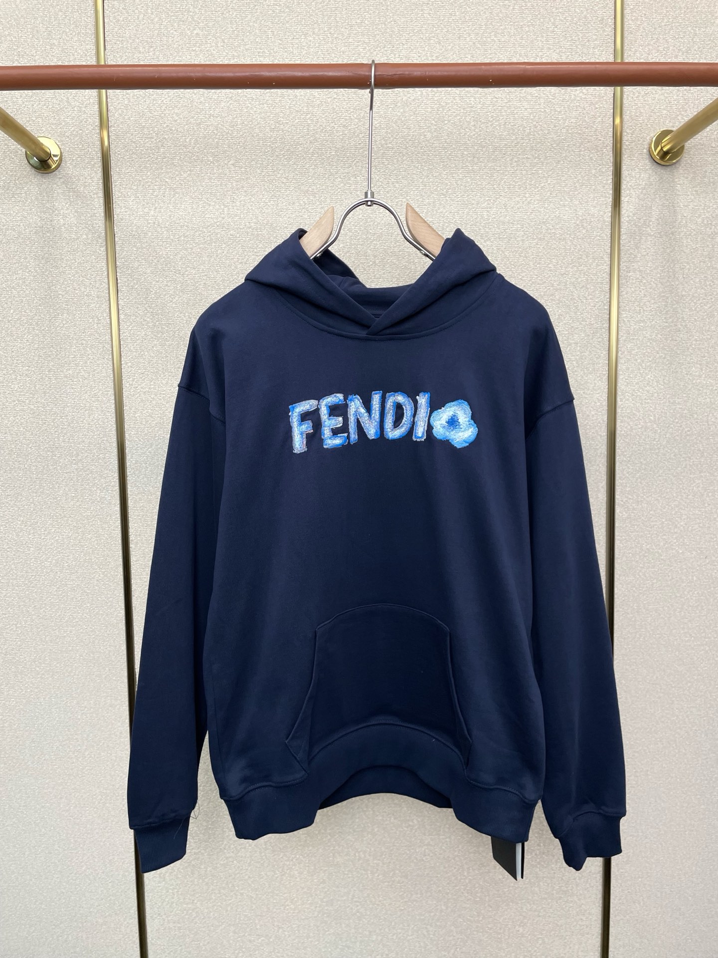 NO:744299,.FENDI Fendi exclusively provides new original men's casual hand-painted embroidered logo sweatshirts. High-end customization. High-end version. Fashionable and versatile imported fabrics. Super soft and delicate feel. Skin-friendly and comfortable to wear. High-end boutique. The upper body is finely made by the factory. It is a must-have item for men. Three complete standards. Size S-XL,,fendi,fendi,hoodie,sweatshirts,19860909.FENDI芬迪独家专供新款原单男士休闲手绘刺绣标识卫衣 高端定制 高端版本 时尚百搭爆款进口面料 手感超柔软细腻 穿着亲肤舒适 高端精品 代工厂精细做上身非常赞 男士必备单品 三标齐全 码数S-XL,,fendi,fendi,hoodie,sweatshirts,,Men's clothing