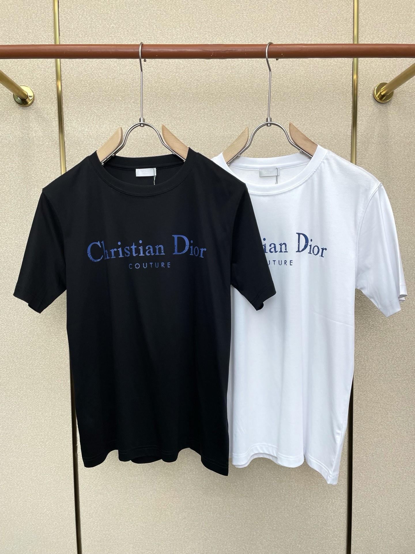 NO:744372,.Dior Dior exclusively provides new original men's casual short sleeves. High-end customization. High-end version. Fashionable and versatile imported fabrics. Super soft and delicate feel. Skin-friendly and comfortable to wear. High-end boutique. The upper body is exquisitely made by the factory. A must-have item for men. Complete with three standards. Size M-3XL, dior, dior, T-shirt,19860909.Dior迪奥独家专供新款原单男士休闲短袖 高端定制 高端版本 时尚百搭爆款进口面料 手感超柔软细腻 穿着亲肤舒适 高端精品 代工厂精细做上身非常赞 男士必备单品 三标齐全 码数M-3XL,,dior,dior,T-shirt,,Men's clothing