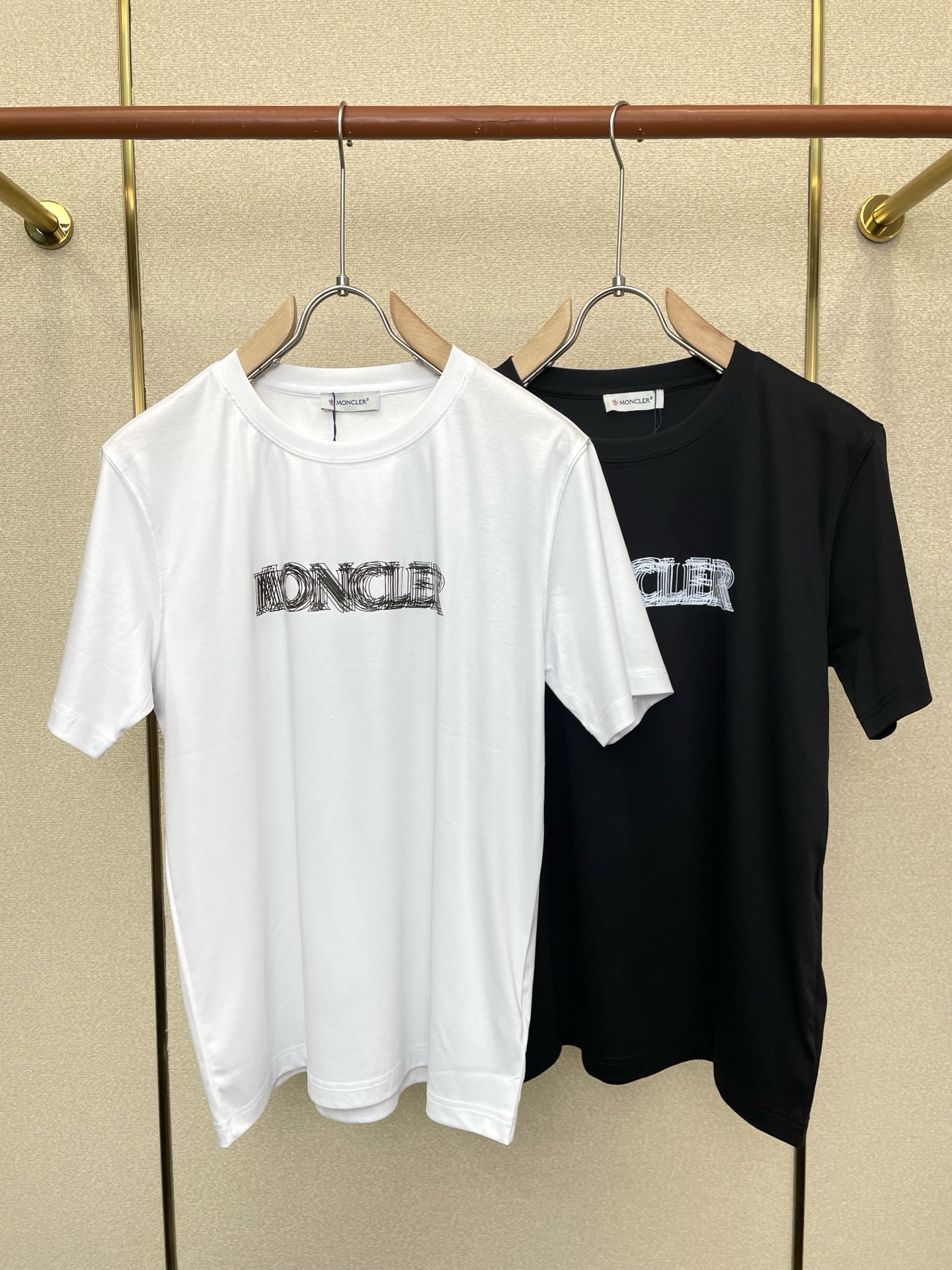 NO:746090,.Moncler's new and original men's casual short-sleeves are the most popular ones. High-end customization. High-end version. Fashionable and versatile imported fabrics. Super soft and delicate feel. Skin-friendly and comfortable to wear. High-end boutique. The upper body is finely made by the factory. It's a must-have item for men. Complete with three standards. Size: M-3XL, Moncler, T-shirt,19860909.Moncler蒙口砸锅卖铁都要上的新款新款原单男士休闲短袖 高端定制 高端版本 时尚百搭爆款进口面料 手感超柔软细腻 穿着亲肤舒适 高端精品 代工厂精细做上身非常赞 男士必备单品 三标齐全 码数M-3XL,,Moncler,T-shirt,,Men's clothing