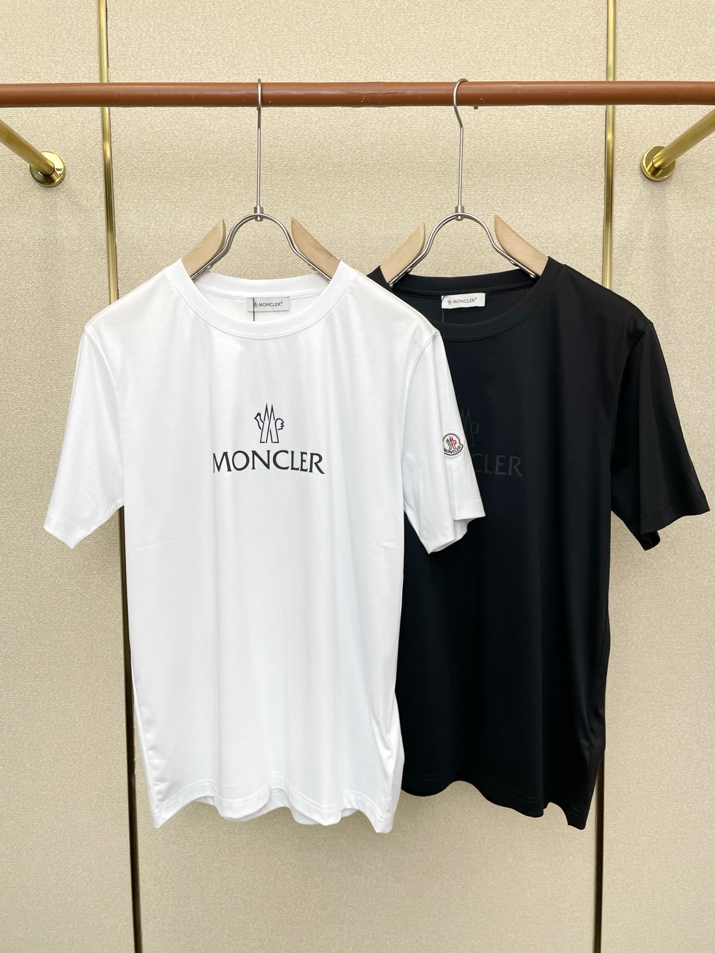 NO:744303,.Moncler Moncler Men's Men's Casual Short Sleeves are exclusively available for new models. High-end customization. High-end version. Fashionable and versatile imported fabrics. Super soft and delicate feel. Skin-friendly and comfortable to wear. High-end boutique. The upper body is finely made by the factory. It is a must-have item for men. Complete with three standards. Size M-3XL, Moncler, T-shirt,19860909.Moncler蒙口独家专供新款原单男士休闲短袖 高端定制 高端版本 时尚百搭爆款进口面料 手感超柔软细腻 穿着亲肤舒适 高端精品 代工厂精细做上身非常赞 男士必备单品 三标齐全 码数M-3XL,,Moncler,T-shirt,,Men's clothing