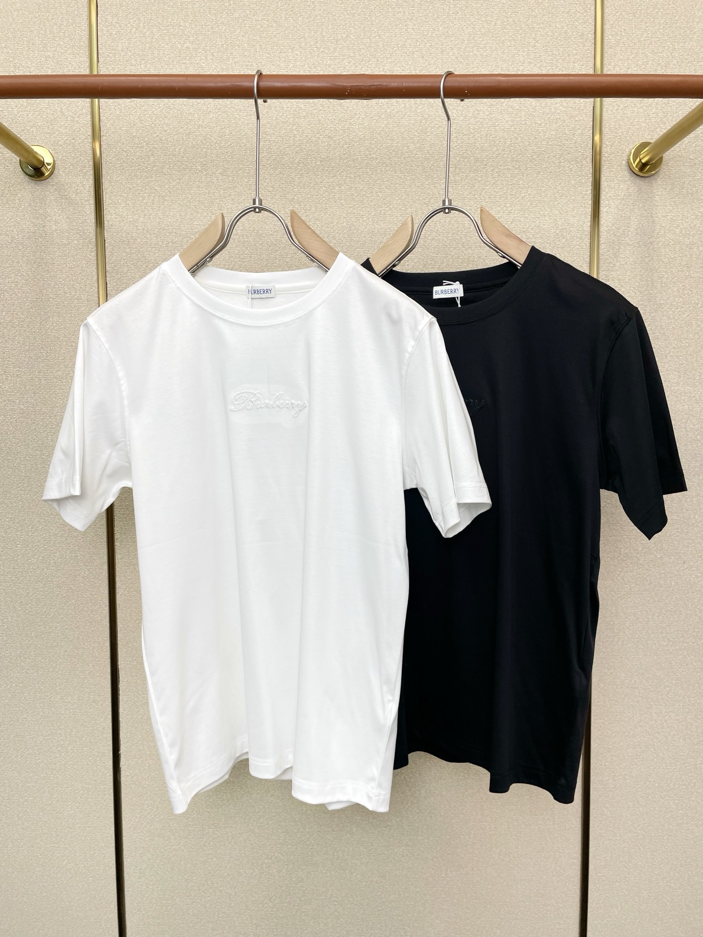 NO:746051,.Burberry's new and popular original men's casual short-sleeves, high-end customization, high-end version, fashionable and versatile imported fabrics, super soft and delicate to the touch, skin-friendly and comfortable to wear, high-end boutique, the upper body is exquisitely made by the factory, a must-have item for men, complete with three standards, size M-3XL,, burberry, burberry, T-shirt,19860909.Burberry巴宝莉砸锅卖铁都要上的新款新款原单男士休闲短袖 高端定制 高端版本 时尚百搭爆款进口面料 手感超柔软细腻 穿着亲肤舒适 高端精品 代工厂精细做上身非常赞 男士必备单品 三标齐全 码数M-3XL,,burberry,burberry,T-shirt,,Men's clothing