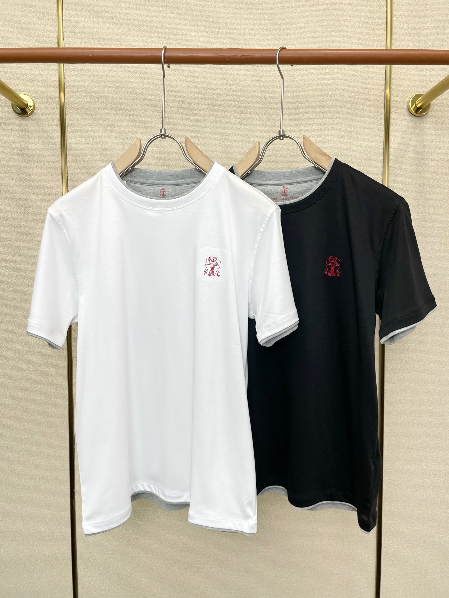 NO:744308,.BC-Brunello Cucinali Brunello Cucinali exclusively supplies new original men's casual short-sleeves. High-end customization. High-end version. Fashionable and versatile imported fabrics. Super soft and delicate feel. Skin-friendly and comfortable to wear. High-end boutique. The upper body is exquisitely made by the factory. A must-have item for men. Three complete labels. Size M-3XL, brunello cucinelli, T-shirt,19860909.BC-Brunello Cucinali布鲁内洛·库奇内利独家专供新款原单男士休闲短袖 高端定制 高端版本 时尚百搭爆款进口面料 手感超柔软细腻 穿着亲肤舒适 高端精品 代工厂精细做上身非常赞 男士必备单品 三标齐全 码数M-3XL,,brunello cucinelli,T-shirt,,Men's clothing