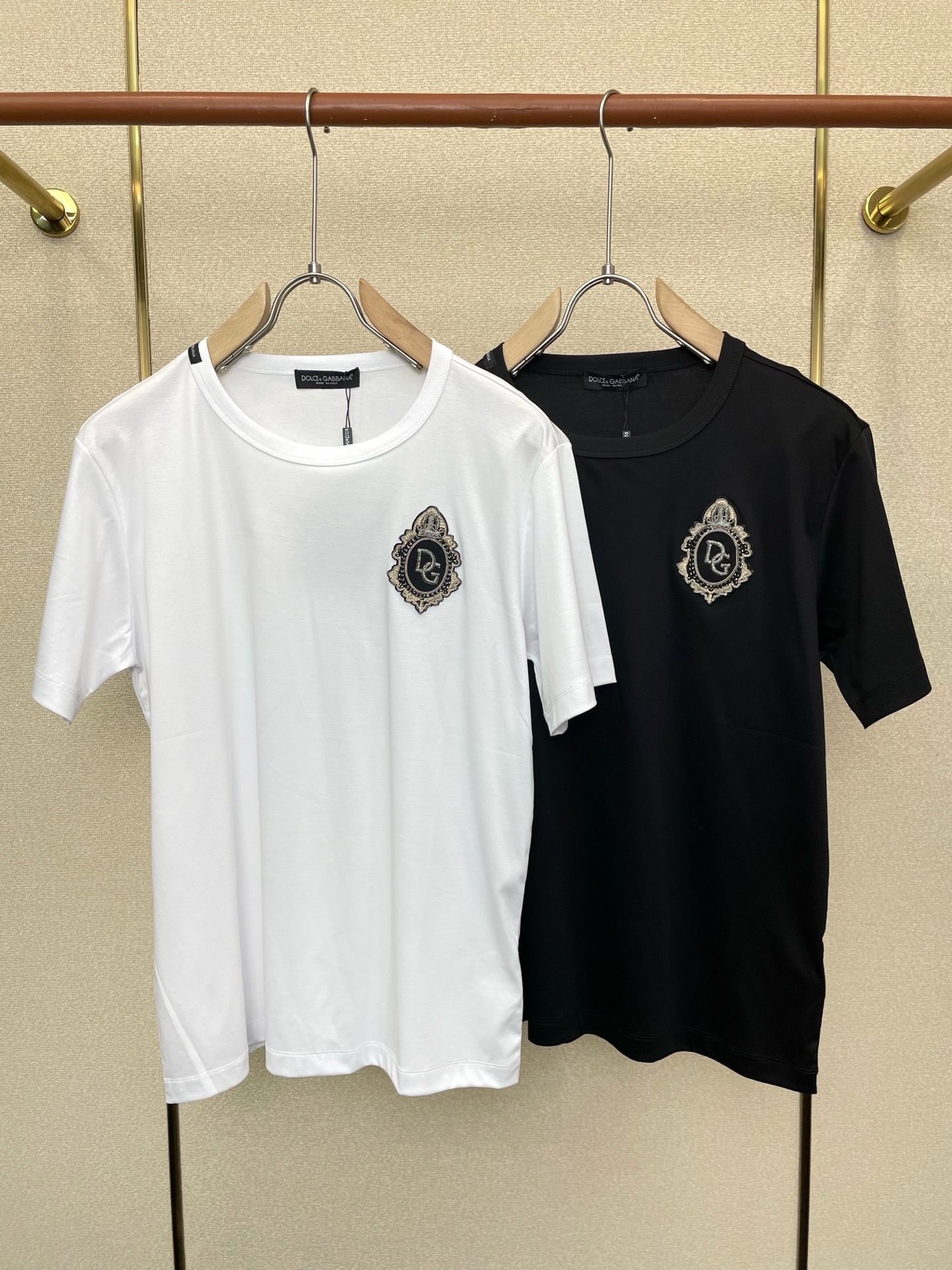 NO:746133,.Dolce&Gabbana's new original men's casual short-sleeved short sleeves. High-end customization. High-end version. Fashionable and versatile imported fabrics. Super soft and delicate feel. Skin-friendly and comfortable to wear. High-end boutique. The upper body made by the factory is very good. Men's must-have items. Three standards are complete. Size M-3XL,,Dolce&Gabbana,Dolce&Gabbana, T-shirt,19860909.Dolce&Gabbana杜嘉班纳砸锅卖铁都要上的新款新款原单男士休闲短袖 高端定制 高端版本 时尚百搭爆款进口面料 手感超柔软细腻 穿着亲肤舒适 高端精品 代工厂精细做上身非常赞 男士必备单品 三标齐全 码数M-3XL,,Dolce&Gabbana,Dolce&Gabbana,T-shirt,,Men's clothing