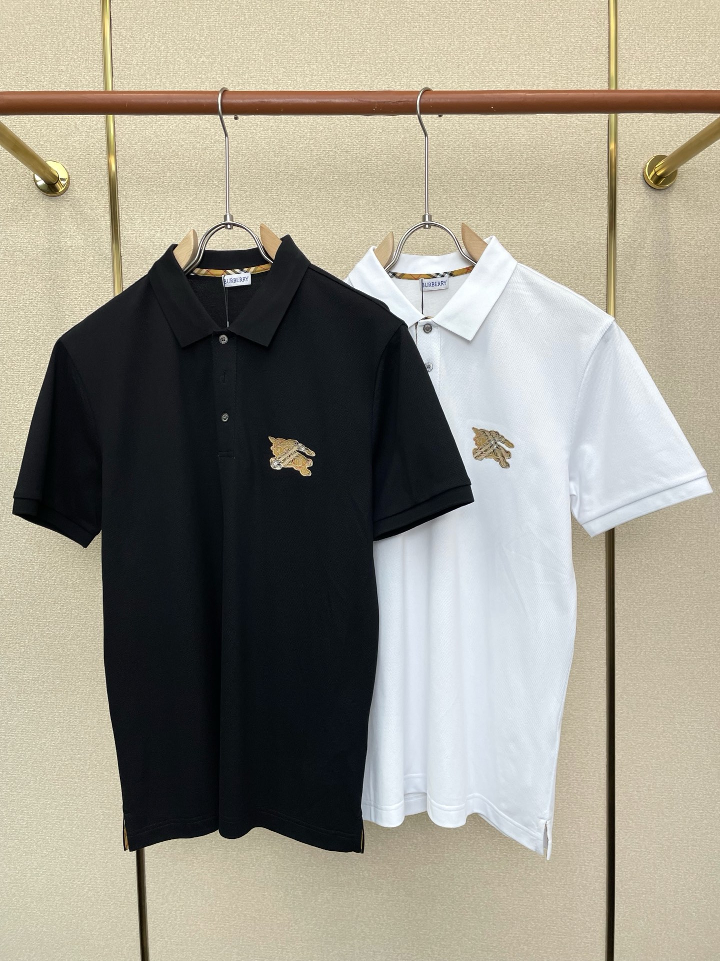 NO:744378,.Burberry exclusively supplies the new men's casual Polo short sleeves. High-end customization. High-end version. Fashionable and versatile imported fabrics. Super soft and delicate feel. Skin-friendly and comfortable to wear. High-end boutique. The upper body is made by the factory. It is a must-have item for men. Complete with three standards. Size M-3XL,,burberry,burberry,T-shirt,19860909.Burberry巴宝莉独家专供新款男士休闲Polo短袖 高端定制 高端版本 时尚百搭爆款进口面料 手感超柔软细腻 穿着亲肤舒适 高端精品 代工厂精细做上身非常赞 男士必备单品 三标齐全 码数M-3XL,,burberry,burberry,T-shirt,,Men's clothing