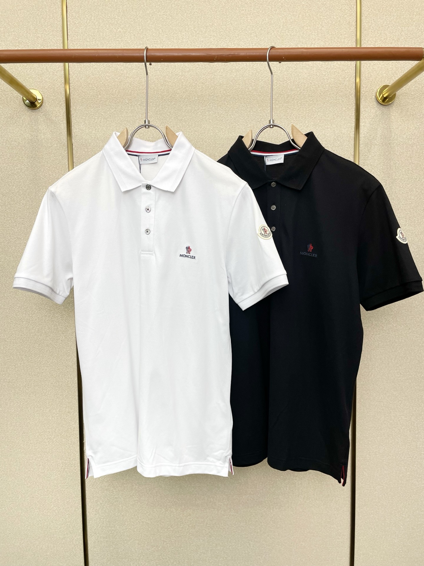 NO:746094,.Moncler's new men's casual Polo short-sleeve is a must-have, high-end customization, high-end version, fashionable and versatile imported fabrics, super soft and delicate to the touch, skin-friendly and comfortable to wear, high-end boutique, the upper body is exquisitely made by the factory, a must-have item for men, complete with three standards, size M-3XL, Moncler, T-shirt,19860909.Moncler蒙口砸锅卖铁都要上的新款新款男士休闲Polo短袖 高端定制 高端版本 时尚百搭爆款进口面料 手感超柔软细腻 穿着亲肤舒适 高端精品 代工厂精细做上身非常赞 男士必备单品 三标齐全 码数M-3XL,,Moncler,T-shirt,,Men's clothing
