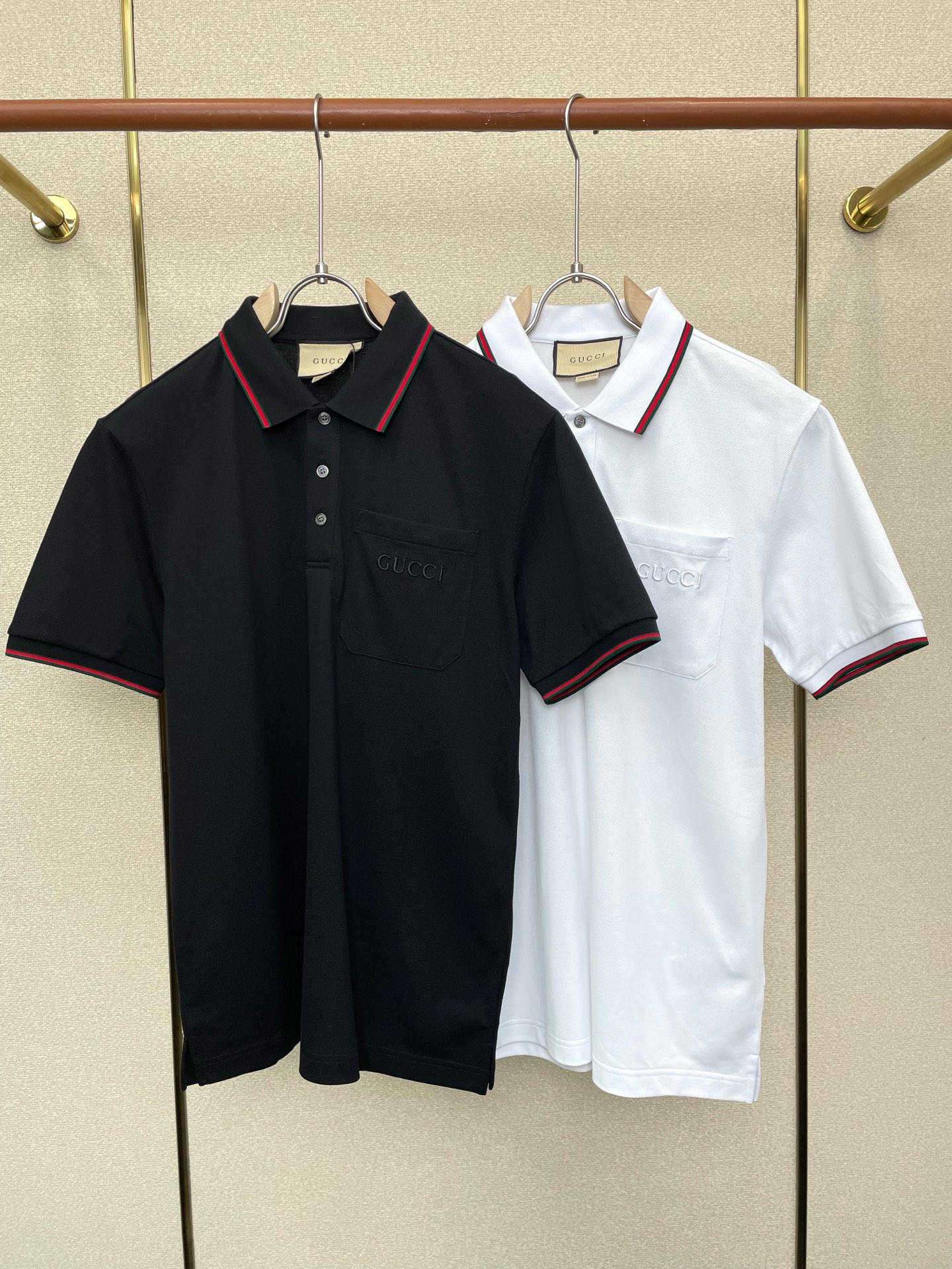 NO:744226,.Gucci Gucci exclusively provides new men's casual Polo short sleeves. High-end customization. High-end version. Fashionable and versatile imported fabrics. Super soft and delicate feel. Skin-friendly and comfortable to wear. High-end boutique. The upper body is exquisitely made by the factory. A must-have item for men. Complete with three standards. Size M-3XL,,gucci,gucci,T-shirt,19860909.Gucci古驰独家专供新款男士休闲Polo短袖 高端定制 高端版本 时尚百搭爆款进口面料 手感超柔软细腻 穿着亲肤舒适 高端精品 代工厂精细做上身非常赞 男士必备单品 三标齐全 码数M-3XL,,gucci,gucci,T-shirt,,Men's clothing