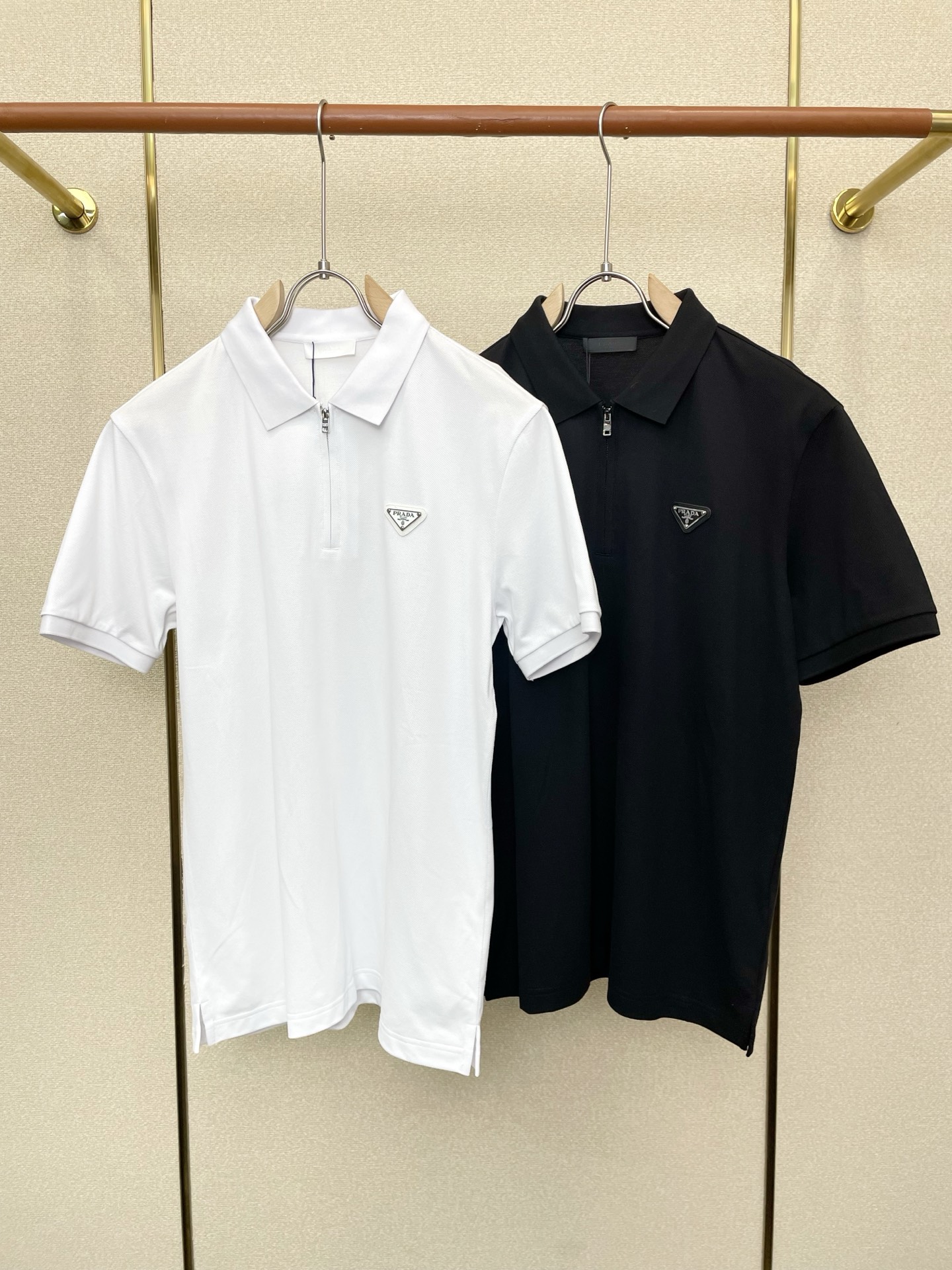 NO:744311,.Prada exclusively supplies new men's casual Polo short sleeves. High-end customization. High-end version. Fashionable and versatile imported fabrics. Super soft and delicate feel. Skin-friendly and comfortable to wear. High-end boutique. The upper body is exquisitely made by the factory. A must-have item for men. Complete with three standards. Size M-3XL, prada, prada, T-shirt,19860909.Prada普拉达独家专供新款男士休闲Polo短袖 高端定制 高端版本 时尚百搭爆款进口面料 手感超柔软细腻 穿着亲肤舒适 高端精品 代工厂精细做上身非常赞 男士必备单品 三标齐全 码数M-3XL,,prada,prada,T-shirt,,Men's clothing