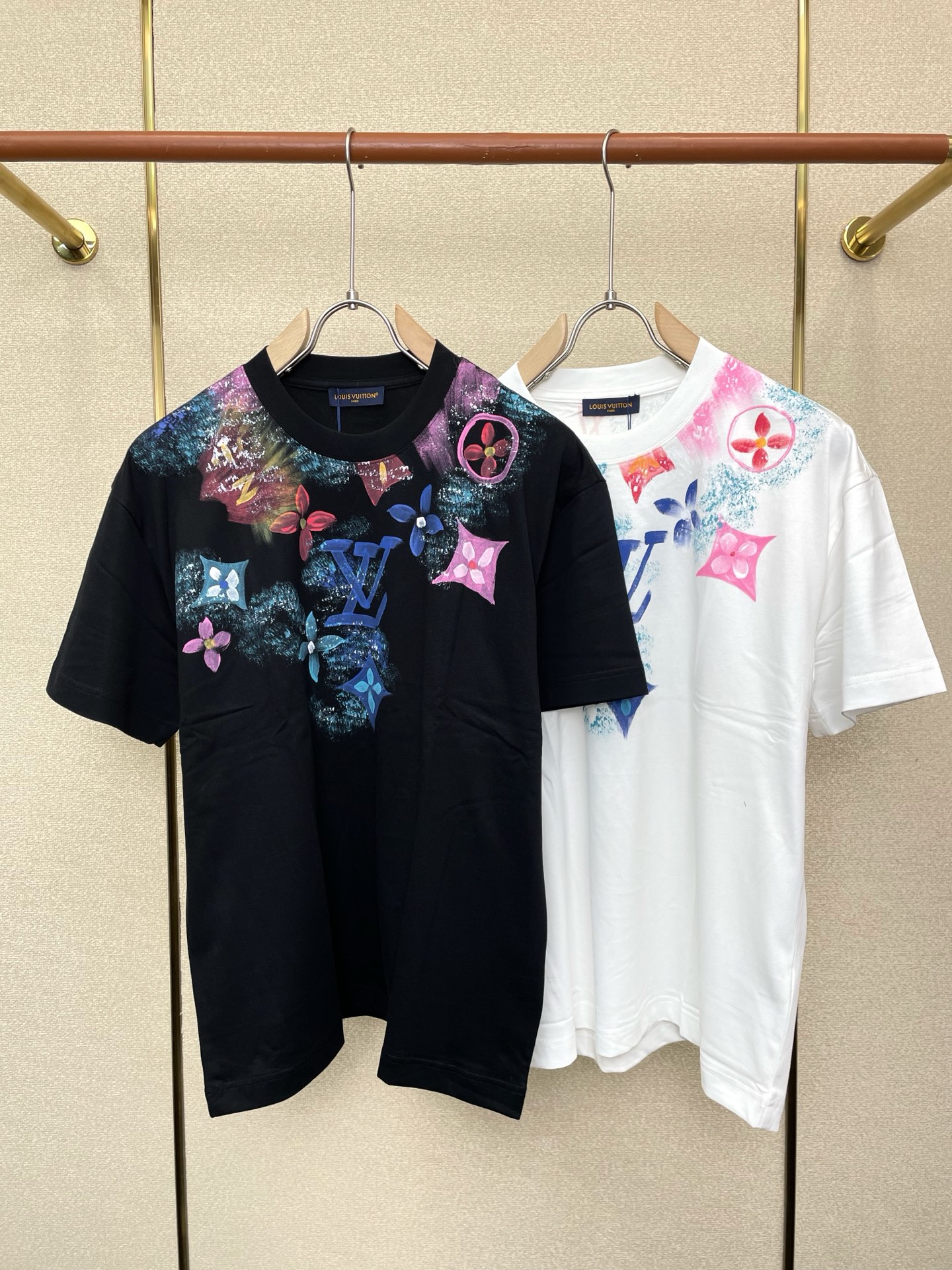 NO:744310,.Louis Vuitton Louis Vuitton exclusively offers new original men's casual short sleeves. High-end customization. High-end version. Fashionable and versatile imported fabrics. Super soft and delicate feel. Skin-friendly and comfortable to wear. High-end boutique. The upper body is finely made by the factory. It is a must-have item for men. Three standards are complete. Size M-3XL,, louis vuitton, louis vuitton, T-shirt,19860909.Louis Vuitton路易威登独家专供新款原单男士休闲短袖 高端定制 高端版本 时尚百搭爆款进口面料 手感超柔软细腻 穿着亲肤舒适 高端精品 代工厂精细做上身非常赞 男士必备单品 三标齐全 码数M-3XL,,louis vuitton,louis vuitton,T-shirt,,Men's clothing