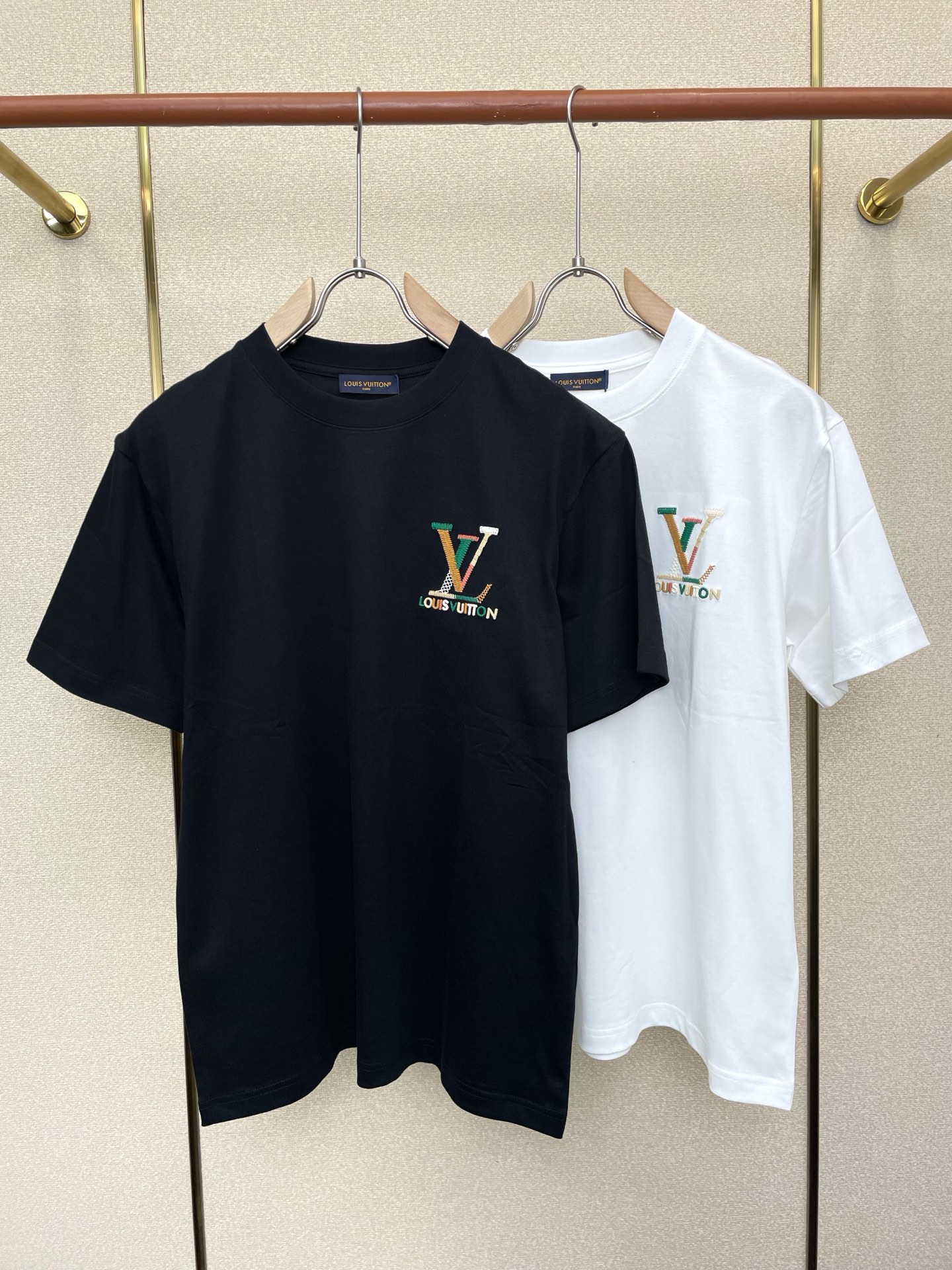 NO:746056,.Louis Vuitton's new and popular men's casual short-sleeved original singles. High-end customization. High-end version. Fashionable and versatile imported fabrics. Super soft and delicate feel. Skin-friendly and comfortable to wear. High-end boutique. The upper body made by the factory is very good. Men's must-have items. Three complete standards. Size M-3XL, louis vuitton, louis vuitton, T-shirt,19860909.Louis Vuitton路易威登砸锅卖铁都要上的新款新款原单男士休闲短袖 高端定制 高端版本 时尚百搭爆款进口面料 手感超柔软细腻 穿着亲肤舒适 高端精品 代工厂精细做上身非常赞 男士必备单品 三标齐全 码数M-3XL,,louis vuitton,louis vuitton,T-shirt,,Men's clothing