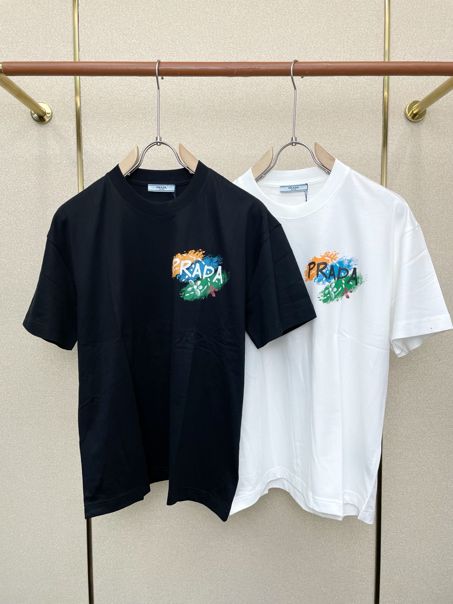 NO:744386,.Prada exclusively supplies new original men's casual short-sleeves. High-end customization. High-end version. Fashionable and versatile imported fabrics. Super soft and delicate feel. Skin-friendly and comfortable to wear. High-end boutique. The upper body is exquisitely made by the factory. A must-have item for men. Complete with three standards. Size M-3XL, prada, prada, T-shirt,19860909.Prada普拉达独家专供新款原单男士休闲短袖 高端定制 高端版本 时尚百搭爆款进口面料 手感超柔软细腻 穿着亲肤舒适 高端精品 代工厂精细做上身非常赞 男士必备单品 三标齐全 码数M-3XL,,prada,prada,T-shirt,,Men's clothing