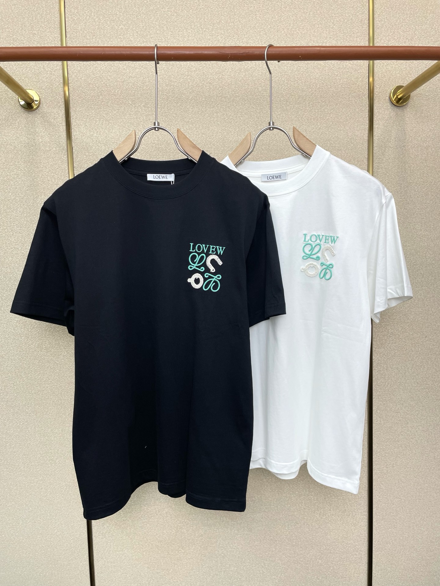 NO:746059,.LOEWE is a must-have new model of original men's casual short-sleeves. High-end customization. High-end version. Fashionable and versatile imported fabrics. Super soft and delicate feel. Skin-friendly and comfortable to wear. High-end boutique. The upper body is finely made by the factory. It is a must-have item for men. Three standards are complete. Size M-3XL,,loewe,loewe,T-shirt,19860909.LOEWE罗意威砸锅卖铁都要上的新款新款原单男士休闲短袖 高端定制 高端版本 时尚百搭爆款进口面料 手感超柔软细腻 穿着亲肤舒适 高端精品 代工厂精细做上身非常赞 男士必备单品 三标齐全 码数M-3XL,,loewe,loewe,T-shirt,,Men's clothing