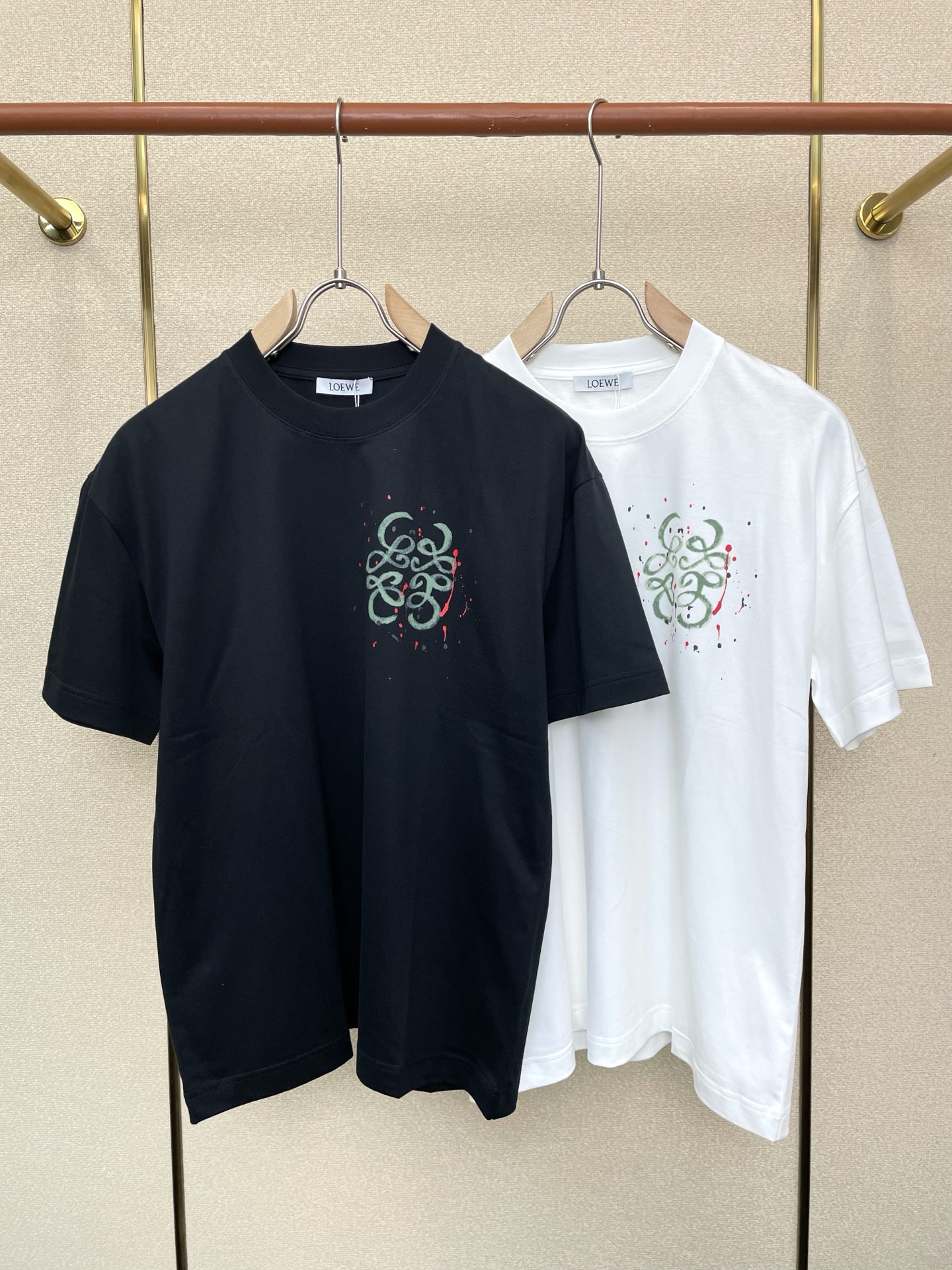 NO:746136,.LOEWE is a must-have new model of original men's casual short-sleeves. High-end customization. High-end version. Fashionable and versatile imported fabrics. Super soft and delicate feel. Skin-friendly and comfortable to wear. High-end boutique. The upper body is finely made by the factory. It is a must-have item for men. Three standards are complete. Size M-3XL,,loewe,loewe,T-shirt,19860909.LOEWE罗意威砸锅卖铁都要上的新款新款原单男士休闲短袖 高端定制 高端版本 时尚百搭爆款进口面料 手感超柔软细腻 穿着亲肤舒适 高端精品 代工厂精细做上身非常赞 男士必备单品 三标齐全 码数M-3XL,,loewe,loewe,T-shirt,,Men's clothing