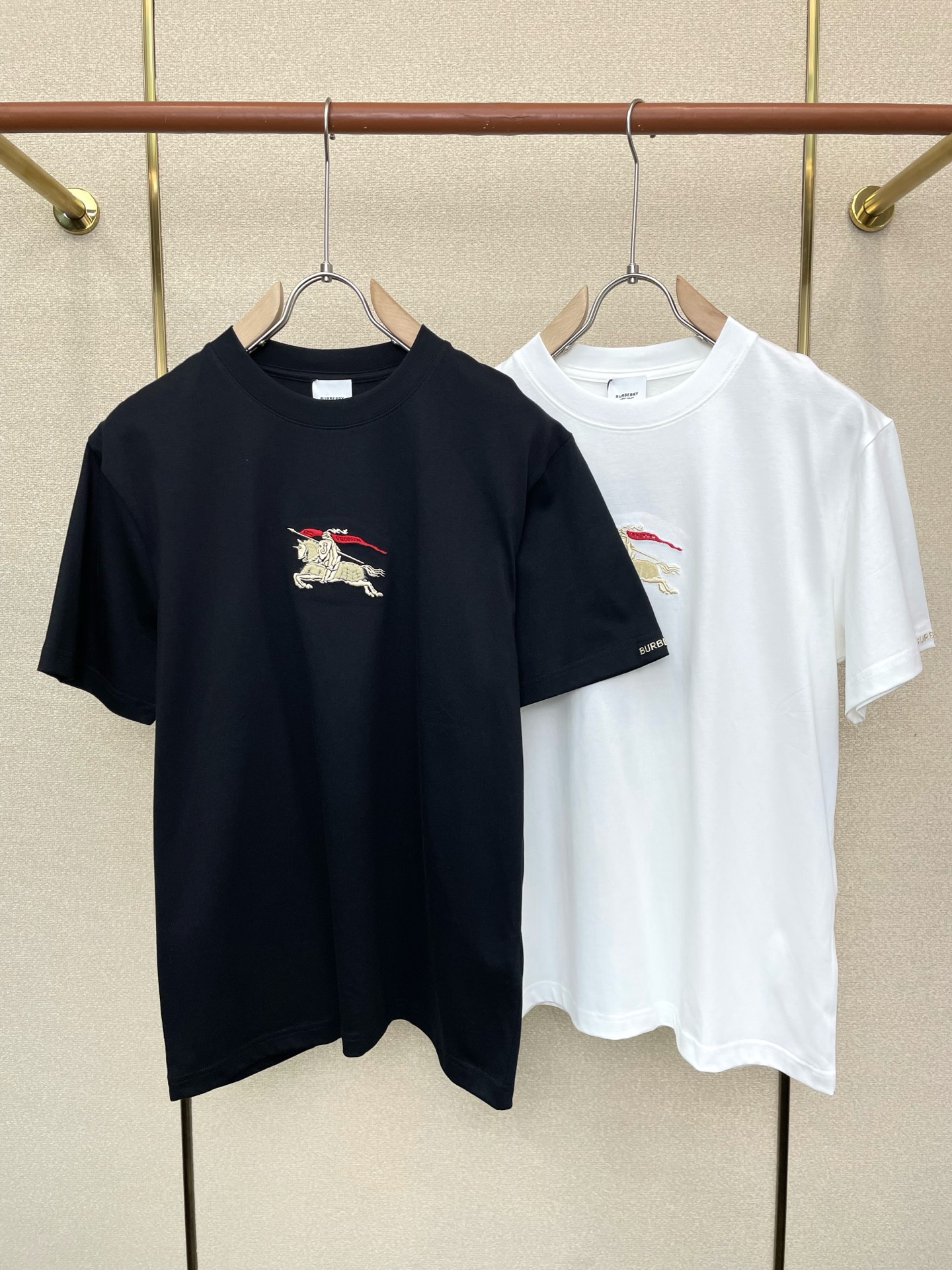 NO:746099,.Burberry's new and popular original men's casual short-sleeves, high-end customization, high-end version, fashionable and versatile imported fabrics, super soft and delicate to the touch, skin-friendly and comfortable to wear, high-end boutique, the upper body is exquisitely made by the factory, a must-have item for men, complete with three standards, size M-3XL,, burberry, burberry, T-shirt,19860909.Burberry巴宝莉砸锅卖铁都要上的新款新款原单男士休闲短袖 高端定制 高端版本 时尚百搭爆款进口面料 手感超柔软细腻 穿着亲肤舒适 高端精品 代工厂精细做上身非常赞 男士必备单品 三标齐全 码数M-3XL,,burberry,burberry,T-shirt,,Men's clothing