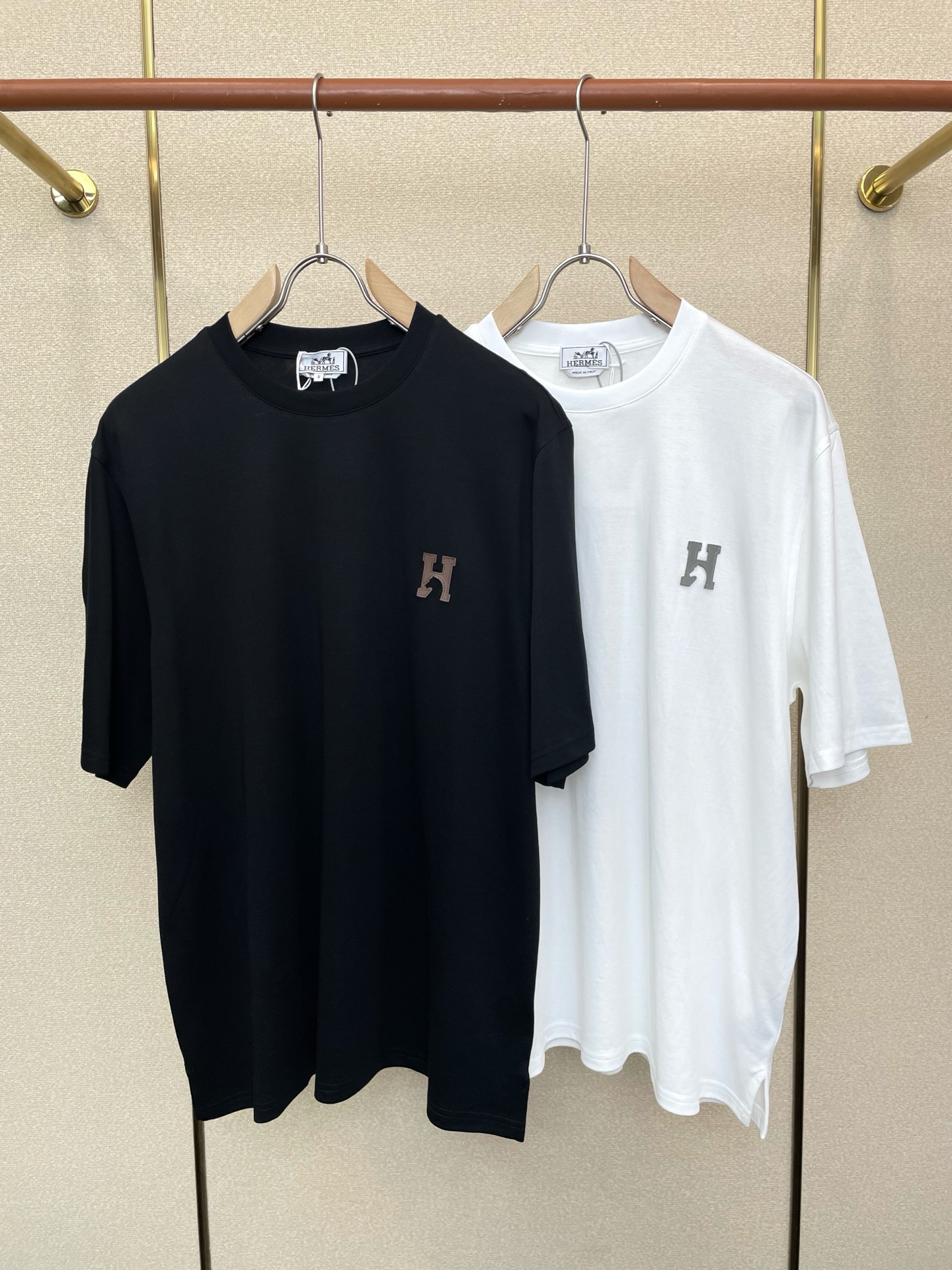 NO:746064,.Hermès has a must-have new model, original men's casual short-sleeves, genuine leather patch cotton short-sleeves, high-end customization, high-end version, fashionable and versatile imported fabrics, super soft and delicate feel, skin-friendly and comfortable to wear, high-end boutique, the factory's exquisite upper body is very good, a must-have item for men, complete with three standards, code size S-XL,, hermes, hermes, T-shirt,19860909.Hermès爱马仕砸锅卖铁都要上的新款新款原单男士休闲短袖 真皮贴片棉质短袖 高端定制 高端版本 时尚百搭爆款进口面料 手感超柔软细腻 穿着亲肤舒适 高端精品 代工厂精细做上身非常赞 男士必备单品 三标齐全 码数S-XL,,hermes,hermes,T-shirt,,Men's clothing