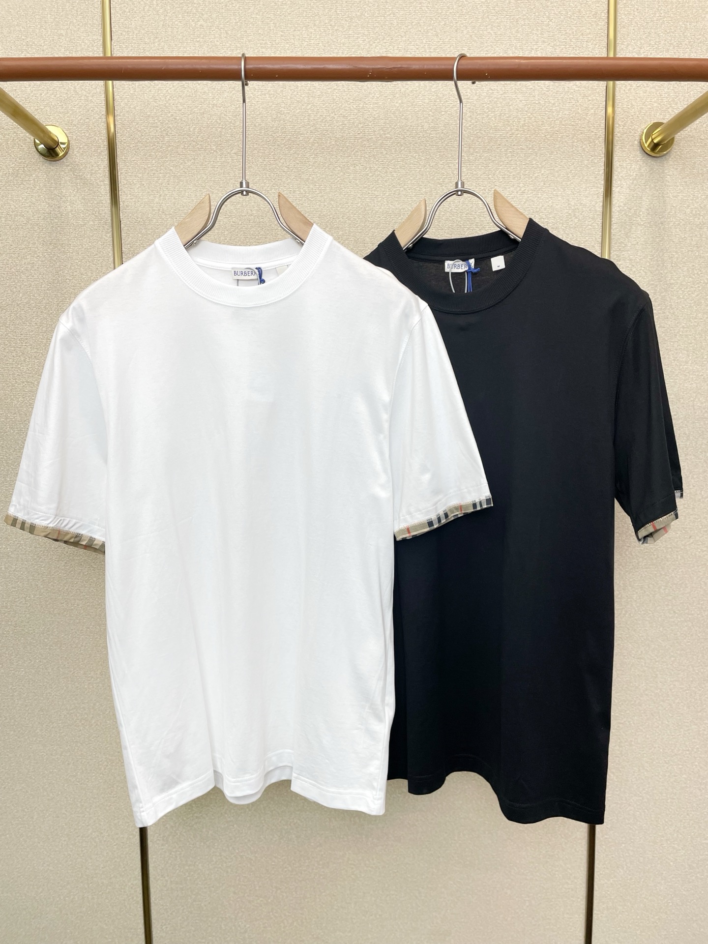 NO:746104,.Burberry's new and popular men's casual short-sleeved original singles. High-end customization. High-end version. Fashionable and versatile imported fabrics. Super soft and delicate feel. Skin-friendly and comfortable to wear. High-end boutique. The upper body is finely made by the factory. It is a must-have item for men. Three complete standards. Size S-XL,, burberry, burberry, T-shirt,19860909.Burberry巴宝莉砸锅卖铁都要上的新款新款原单男士休闲短袖 高端定制 高端版本 时尚百搭爆款进口面料 手感超柔软细腻 穿着亲肤舒适 高端精品 代工厂精细做上身非常赞 男士必备单品 三标齐全 码数S-XL,,burberry,burberry,T-shirt,,Men's clothing