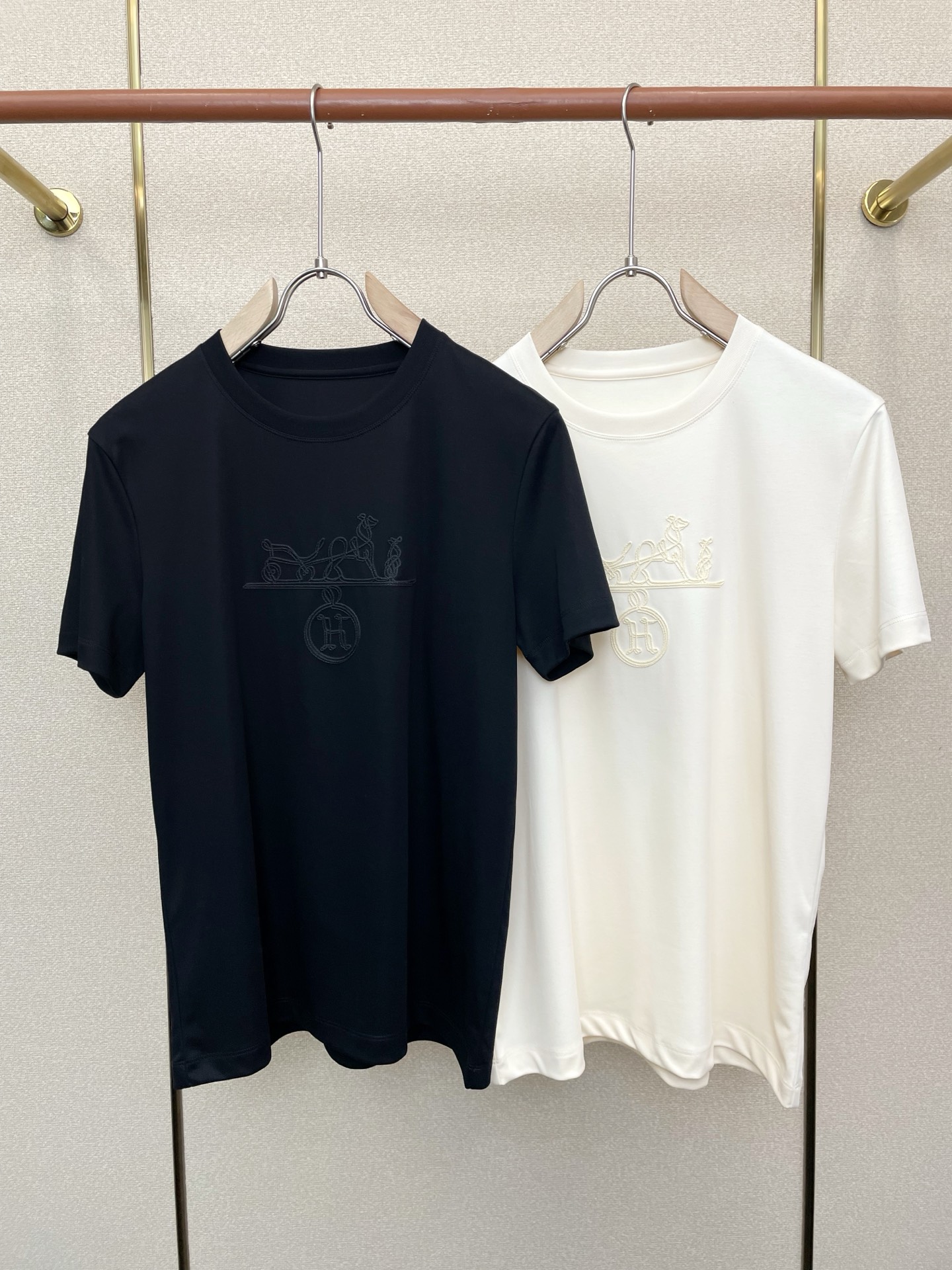 NO:744213,.Hermès exclusively offers new original men's casual short sleeves. High-end customization. High-end version. Fashionable and versatile imported fabrics. Super soft and delicate feel. Skin-friendly and comfortable to wear. High-end boutique. The upper body is exquisitely made by the factory. A must-have item for men. Three complete standards. Size M-3XL,, hermes, hermes, T-shirt,19860909.Hermès爱马仕独家专供新款原单男士休闲短袖 高端定制 高端版本 时尚百搭爆款进口面料 手感超柔软细腻 穿着亲肤舒适 高端精品 代工厂精细做上身非常赞 男士必备单品 三标齐全 码数M-3XL,,hermes,hermes,T-shirt,,Men's clothing