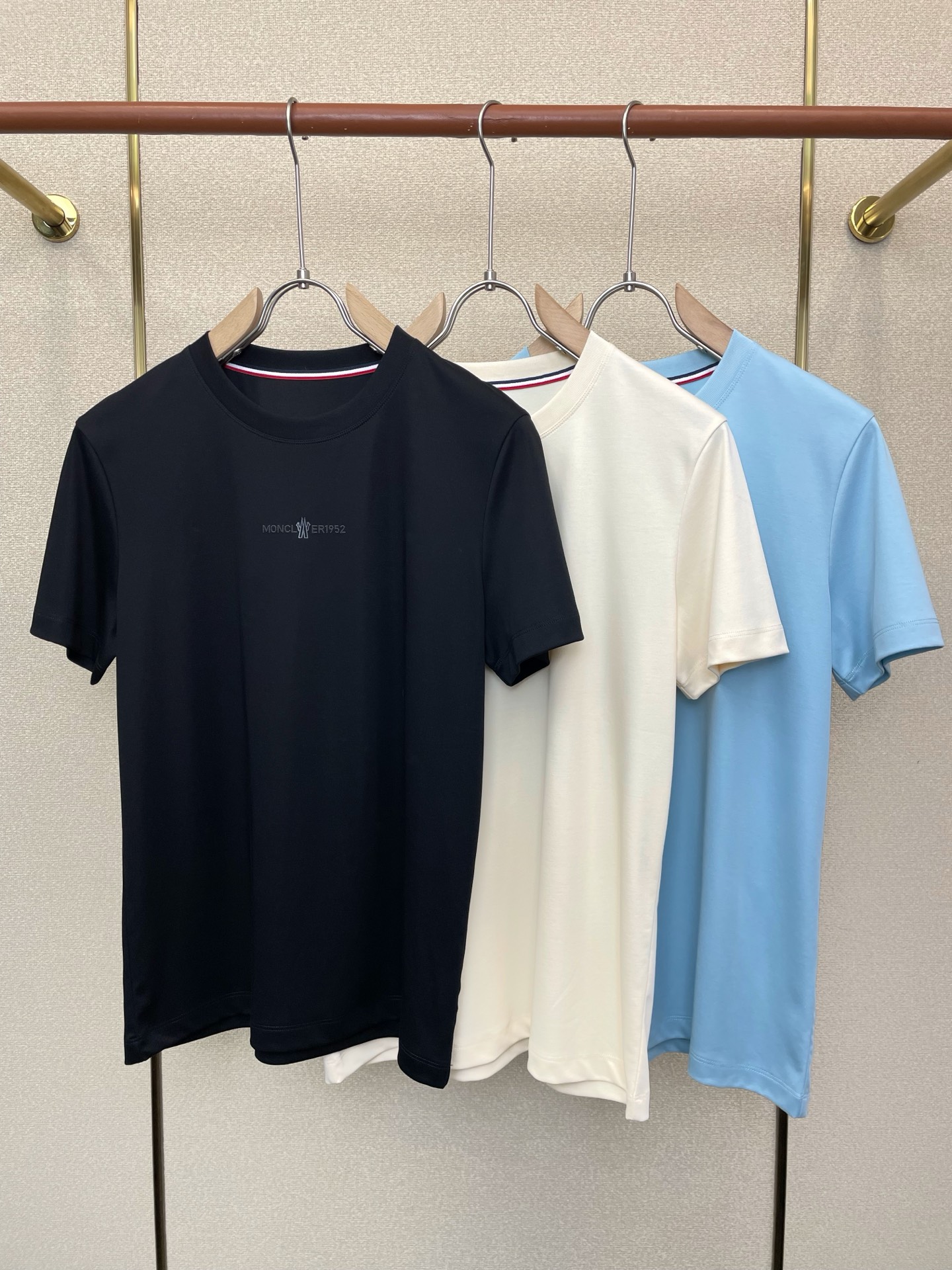 NO:744220,. Mengkou exclusively provides new original single men's casual short-sleeves. High-end customization. High-end version. Fashionable and versatile imported fabrics. Super soft and delicate feel. Skin-friendly and comfortable to wear. High-end boutique. The upper body is finely made by the factory. It is a must-have item for men. Three labels are complete. Size M-3XL, Moncler, T-shirt,19860909.蒙口独家专供新款原单男士休闲短袖 高端定制 高端版本 时尚百搭爆款进口面料 手感超柔软细腻 穿着亲肤舒适 高端精品 代工厂精细做上身非常赞 男士必备单品 三标齐全 码数M-3XL,,Moncler,T-shirt,,Men's clothing