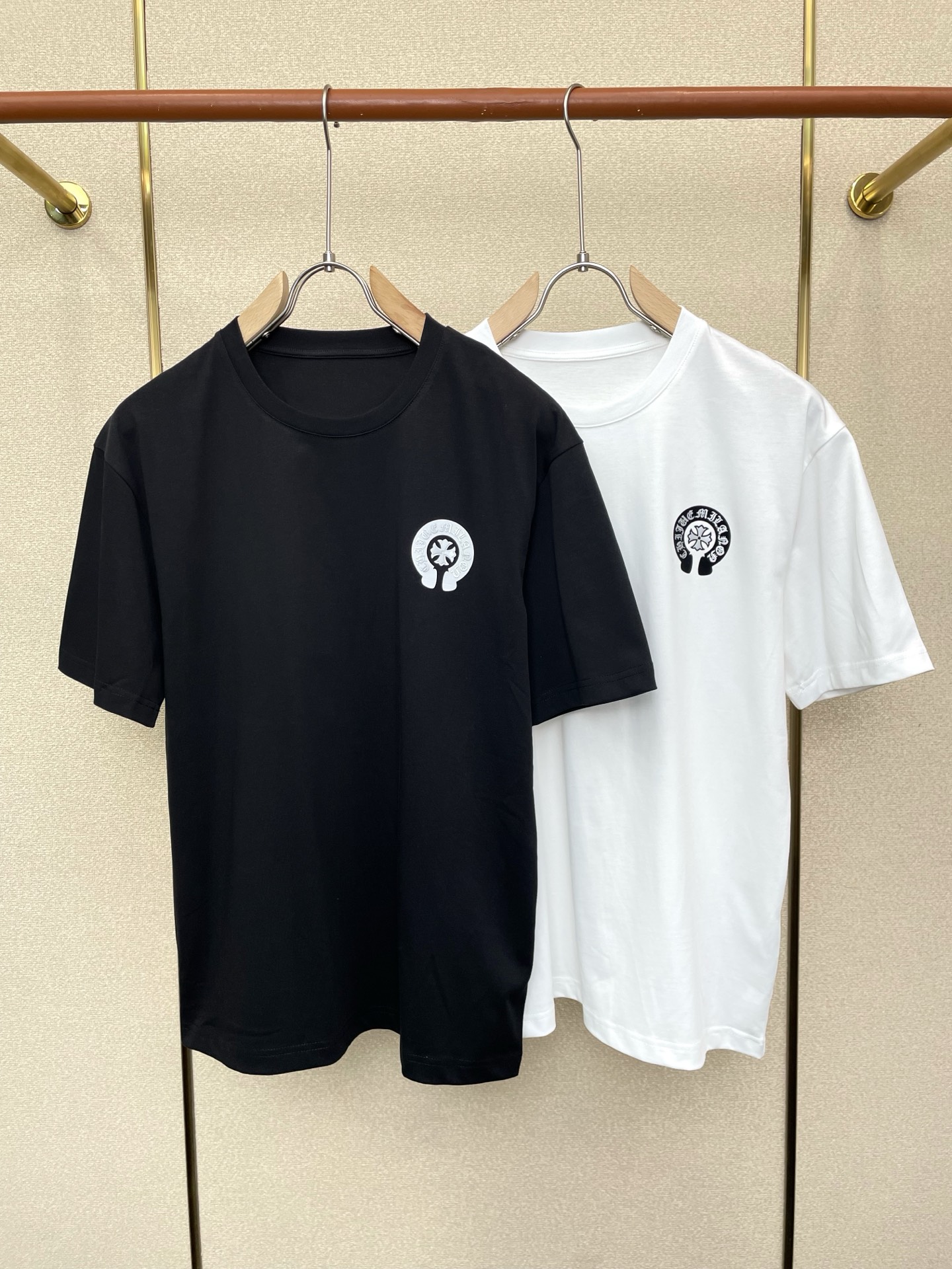 NO:744217,.Chrome hearts are exclusive to the new original men's casual short sleeves. High-end customization. High-end version. Fashionable and versatile imported fabrics. Super soft and delicate feel. Skin-friendly and comfortable to wear. High-end boutique. The upper body is exquisitely made by the factory. A must-have item for men. Complete three standards. Size M-3XL,,chrome hearts,chrome hearts,T-shirt,19860909.Chrome hearts克罗心独家专供新款原单男士休闲短袖 高端定制 高端版本 时尚百搭爆款进口面料 手感超柔软细腻 穿着亲肤舒适 高端精品 代工厂精细做上身非常赞 男士必备单品 三标齐全 码数M-3XL,,chrome hearts,chrome hearts,T-shirt,,Men's clothing