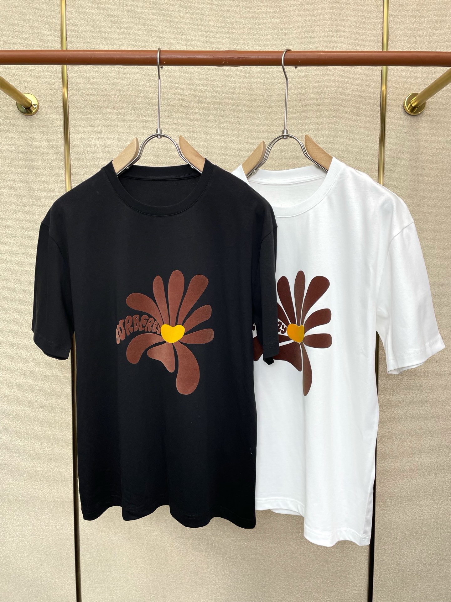 NO:744318,.Burberry exclusively supplies new original men's casual short sleeves. High-end customization. High-end version. Fashionable and versatile imported fabrics. Super soft and delicate feel. Skin-friendly and comfortable to wear. High-end boutique. The upper body is exquisitely made by the factory. A must-have item for men. Three complete standards. Size M-3XL,,burberry,burberry,T-shirt,19860909.Burberry巴宝莉独家专供新款原单男士休闲短袖 高端定制 高端版本 时尚百搭爆款进口面料 手感超柔软细腻 穿着亲肤舒适 高端精品 代工厂精细做上身非常赞 男士必备单品 三标齐全 码数M-3XL,,burberry,burberry,T-shirt,,Men's clothing