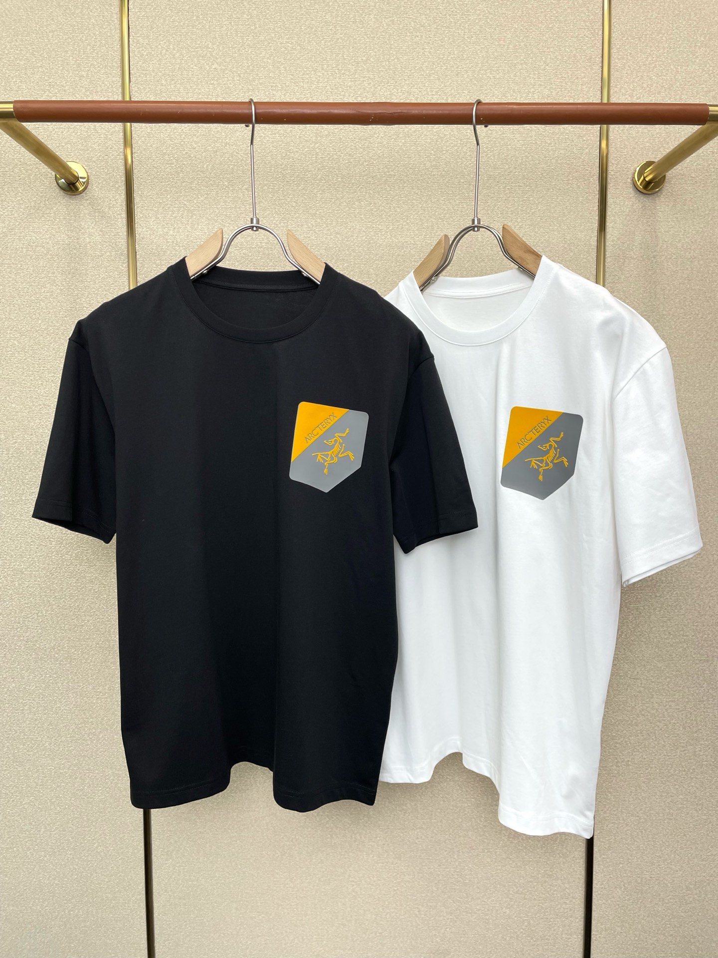 NO:744390,.Arc’teryx exclusively supplies new original men’s casual short-sleeves, high-end customization, high-end version, fashionable and versatile imported fabrics, super soft and delicate to the touch, skin-friendly and comfortable to wear, high-end boutique, the upper body is exquisitely made by the OEM, a must-have item for men, complete with three standards, size M-3XL,, T-shirt,19860909.Arc’teryx独家专供新款原单男士休闲短袖 高端定制 高端版本 时尚百搭爆款进口面料 手感超柔软细腻 穿着亲肤舒适 高端精品 代工厂精细做上身非常赞 男士必备单品 三标齐全 码数M-3XL,,T-shirt,,Men's clothing