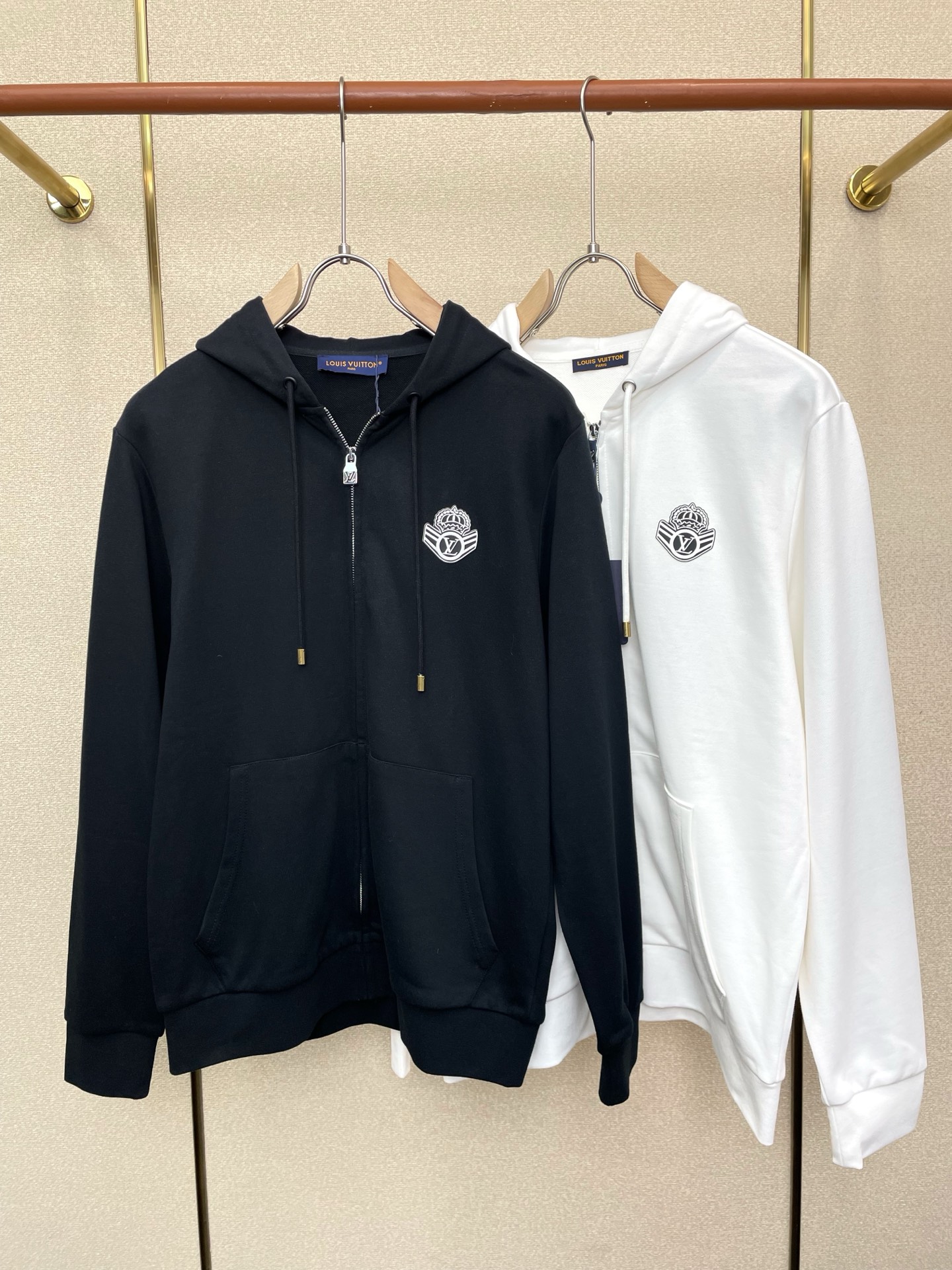 NO:744326,.Louis Vuitton exclusively offers the latest fashionable zipper sweatshirt jackets. Jackets with classic design and great looks. The quality is impeccable and quality control allows you to buy it directly. It is a high-end product that cannot be faulted! You can feel its powerful aura through the detailed pictures. It has a remarkable effect of gathering heat and keeping warm, so you don’t have to worry about getting a little chilly! Both fashionable and functional, the whole style looks more luxurious! Size M-3XL,,louis vuitton,louis vuitton,hoodie,sweatshirts,jackets & coats,19860909.Louis Vuitton路易威登独家专供最新时尚拉链卫衣外套 经典设计感与颜值爆棚的外套,品质更是无法挑剔品控可以直接入手,不容过错的高端臻品！通过细节图片便可感受到它强悍的气场,聚温保暖效果显著,完全不用担心会有一点寒意！时尚与功能性兼备,整款显得更加的奢华大气！ 尺码M-3XL,,louis vuitton,louis vuitton,hoodie,sweatshirts,jackets & coats,,Men's clothing