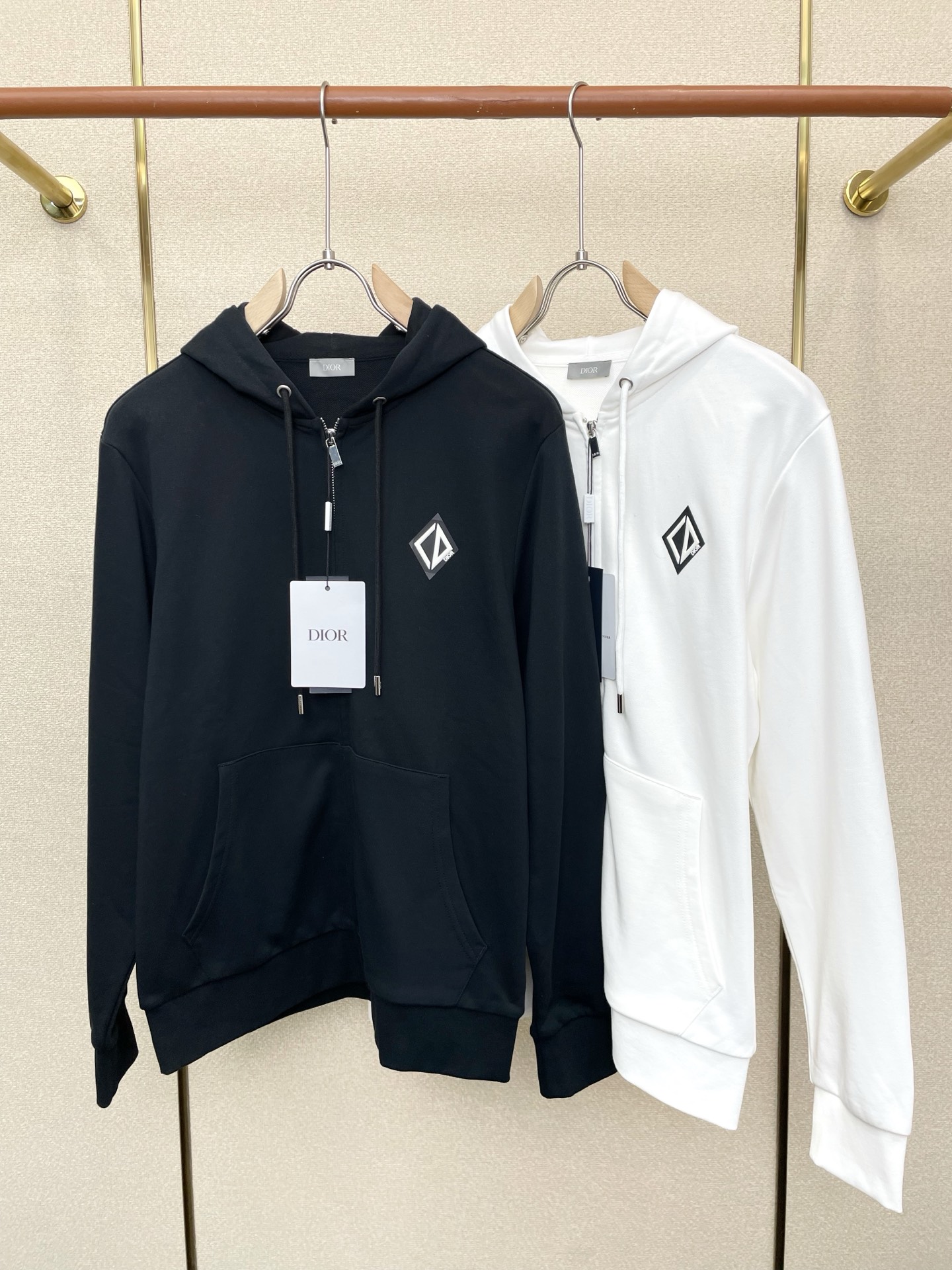 NO:744225,.Dior exclusively provides the latest fashionable zipper sweatshirt jackets. Jackets with classic design and great looks. The quality is impeccable and quality control allows you to buy it directly. It is a high-end product that cannot be faulted! You can feel its powerful aura through the detailed pictures. It has a remarkable effect of gathering heat and keeping warm, so you don’t have to worry about getting a little chilly! Both fashionable and functional, the whole style looks more luxurious! Size M-3XL,,dior,dior,hoodie,sweatshirts,jackets & coats,19860909.Dior迪奥独家专供最新时尚拉链卫衣外套 经典设计感与颜值爆棚的外套,品质更是无法挑剔品控可以直接入手,不容过错的高端臻品！通过细节图片便可感受到它强悍的气场,聚温保暖效果显著,完全不用担心会有一点寒意！时尚与功能性兼备,整款显得更加的奢华大气！ 尺码M-3XL,,dior,dior,hoodie,sweatshirts,jackets & coats,,Men's clothing