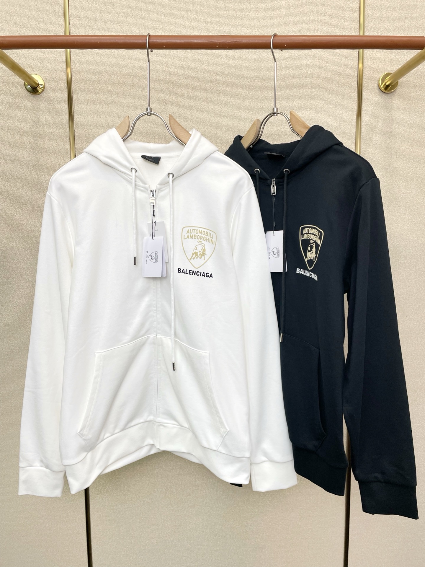 NO:744324,.BALENCIAGA exclusively provides the latest fashion zipper sweatshirt jackets. Jackets with classic design and great looks. The quality is impeccable and quality control allows you to buy it directly. It is a high-end product that cannot be faulted! You can feel its powerful aura through the detailed pictures. It has a remarkable effect of gathering heat and keeping warm, so you don’t have to worry about getting a little chilly! Both fashionable and functional, the whole style looks more luxurious! Size M-3XL,,balenciaga,balenciaga,hoodie,sweatshirts,jackets & coats,19860909.BALENCIAGA巴黎世家独家专供最新时尚拉链卫衣外套 经典设计感与颜值爆棚的外套,品质更是无法挑剔品控可以直接入手,不容过错的高端臻品！通过细节图片便可感受到它强悍的气场,聚温保暖效果显著,完全不用担心会有一点寒意！时尚与功能性兼备,整款显得更加的奢华大气！ 尺码M-3XL,,balenciaga,balenciaga,hoodie,sweatshirts,jackets & coats,,Men's clothing