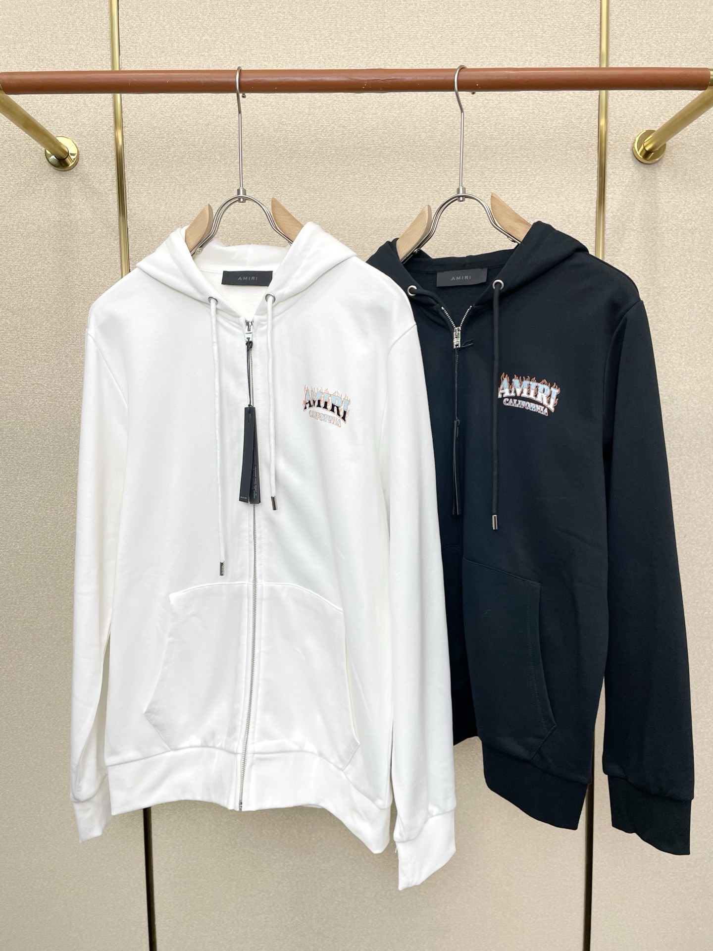 NO:744185,.AMIRI exclusively provides the latest fashion zipper sweatshirt jackets. Jackets with classic design and great looks. The quality is impeccable and quality control allows you to buy it directly. It is a high-end product that cannot be faulted! You can feel its powerful aura through the detailed pictures. It has a remarkable effect of gathering heat and keeping warm, so you don’t have to worry about getting a little chilly! Both fashionable and functional, the whole style looks more luxurious! Size M-3XL,,amiri,hoodie,sweatshirts,jackets & coats,19860909.AMIRI独家专供最新时尚拉链卫衣外套 经典设计感与颜值爆棚的外套,品质更是无法挑剔品控可以直接入手,不容过错的高端臻品！通过细节图片便可感受到它强悍的气场,聚温保暖效果显著,完全不用担心会有一点寒意！时尚与功能性兼备,整款显得更加的奢华大气！ 尺码M-3XL,,amiri,hoodie,sweatshirts,jackets & coats,,Men's clothing