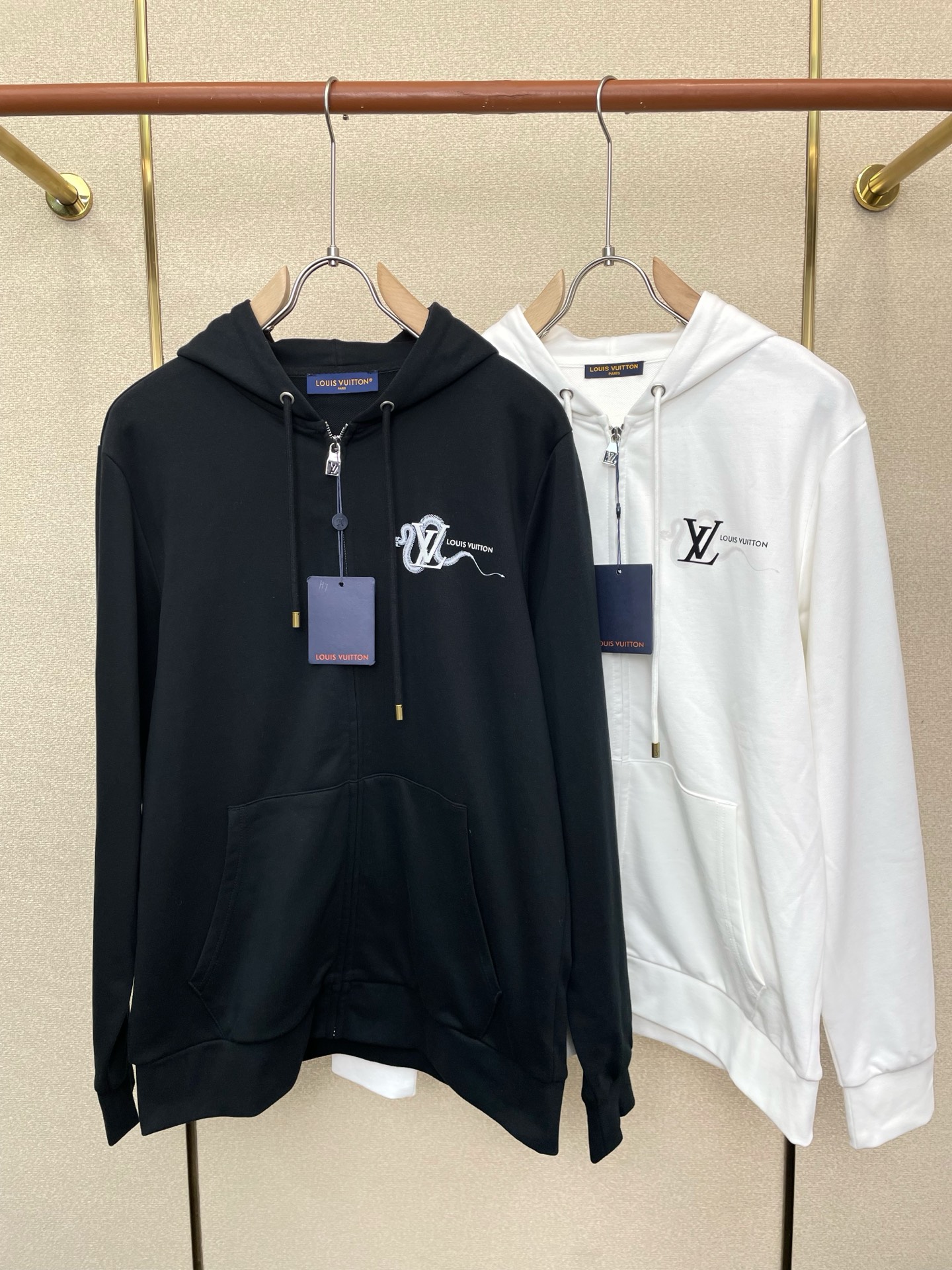 NO:746100,.Louis Vuitton’s new and latest fashionable zipper sweatshirt jacket is a must-have. It is a jacket with classic design and great appearance. The quality is impeccable and the quality control can be purchased directly. It is a high-end product that cannot be faulted! You can feel its powerful aura through the detailed pictures. It has a remarkable effect of gathering heat and keeping warm, so you don’t have to worry about getting a little chilly! Both fashionable and functional, the whole style looks more luxurious! Size M-3XL,,louis vuitton,louis vuitton,hoodie,sweatshirts,jackets & coats,19860909.Louis Vuitton路易威登砸锅卖铁都要上的新款最新时尚拉链卫衣外套 经典设计感与颜值爆棚的外套,品质更是无法挑剔品控可以直接入手,不容过错的高端臻品！通过细节图片便可感受到它强悍的气场,聚温保暖效果显著,完全不用担心会有一点寒意！时尚与功能性兼备,整款显得更加的奢华大气！ 尺码M-3XL,,louis vuitton,louis vuitton,hoodie,sweatshirts,jackets & coats,,Men's clothing