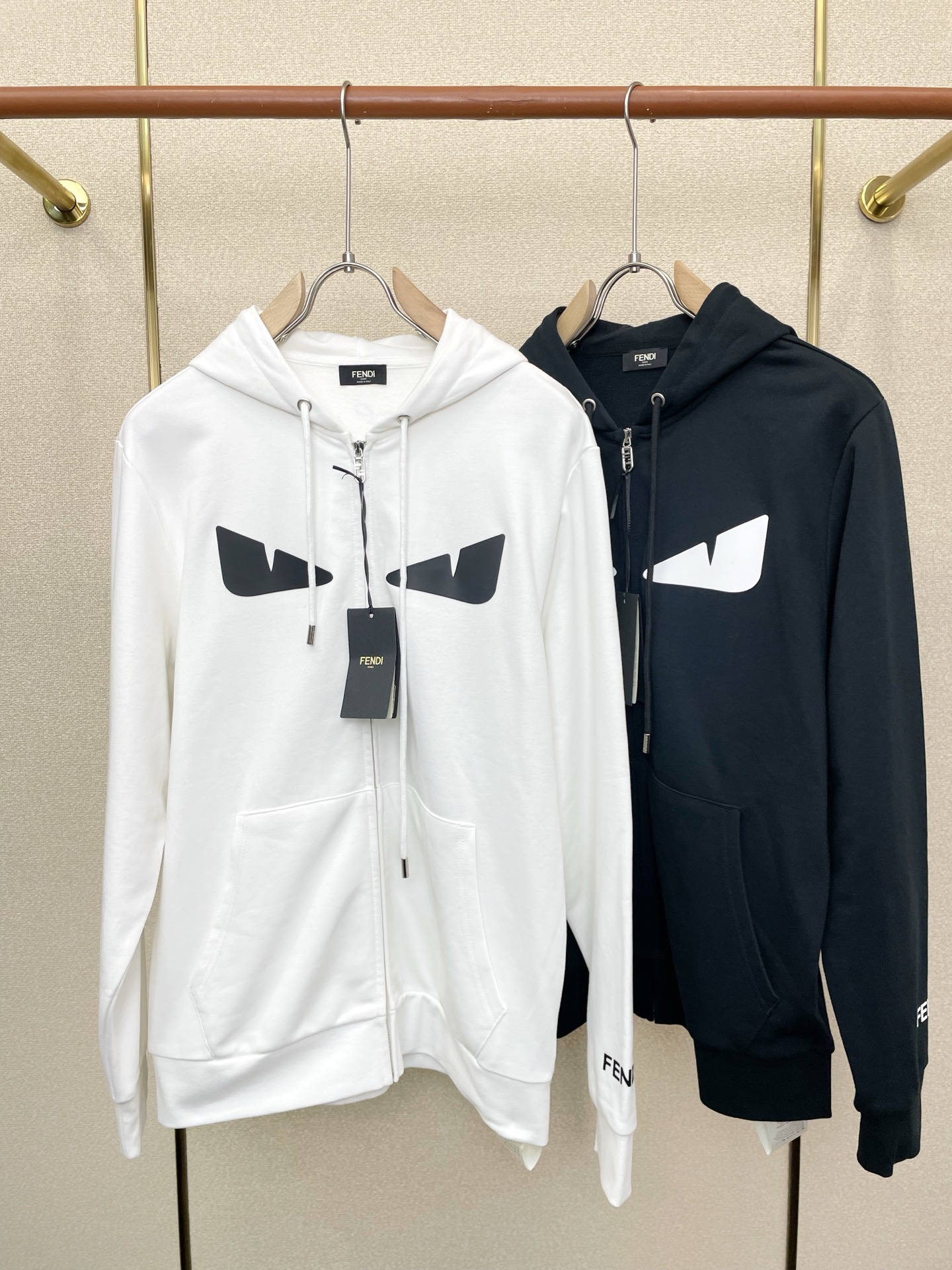 NO:744396,.FENDI Fendi exclusively provides the latest fashion zipper sweatshirt jackets. Jackets with classic design and great looks. The quality is impeccable and quality control can be purchased directly. It is a high-end product that cannot be faulted! You can feel its powerful aura through the detailed pictures. It has a remarkable effect of gathering heat and keeping warm, so you don’t have to worry about getting a little chilly! Both fashionable and functional, the whole style looks more luxurious! Size M-3XL,,fendi,fendi,hoodie,sweatshirts,jackets & coats,19860909.FENDI芬迪独家专供最新时尚拉链卫衣外套 经典设计感与颜值爆棚的外套,品质更是无法挑剔品控可以直接入手,不容过错的高端臻品！通过细节图片便可感受到它强悍的气场,聚温保暖效果显著,完全不用担心会有一点寒意！时尚与功能性兼备,整款显得更加的奢华大气！ 尺码M-3XL,,fendi,fendi,hoodie,sweatshirts,jackets & coats,,Men's clothing