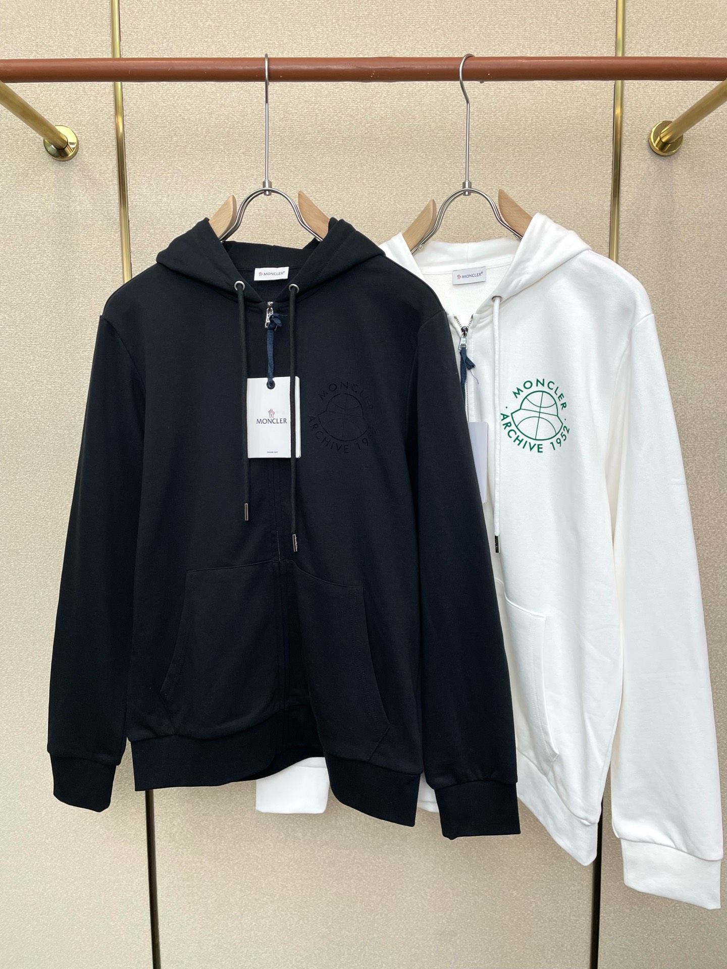 NO:746109,.Moncler’s new and latest fashionable zipper sweatshirt jacket is a must-have. It is a jacket with a classic design and great appearance. The quality is impeccable and the quality control can be purchased directly. It is a high-end product that cannot be faulted! You can feel its powerful aura through the detailed pictures. It has a remarkable effect of gathering heat and keeping warm, so you don’t have to worry about getting a little chilly! Both fashionable and functional, the whole style looks more luxurious! Size M-3XL,,Moncler,hoodie,sweatshirts,jackets & coats,19860909.Moncler蒙口砸锅卖铁都要上的新款最新时尚拉链卫衣外套 经典设计感与颜值爆棚的外套,品质更是无法挑剔品控可以直接入手,不容过错的高端臻品！通过细节图片便可感受到它强悍的气场,聚温保暖效果显著,完全不用担心会有一点寒意！时尚与功能性兼备,整款显得更加的奢华大气！ 尺码M-3XL,,Moncler,hoodie,sweatshirts,jackets & coats,,Men's clothing