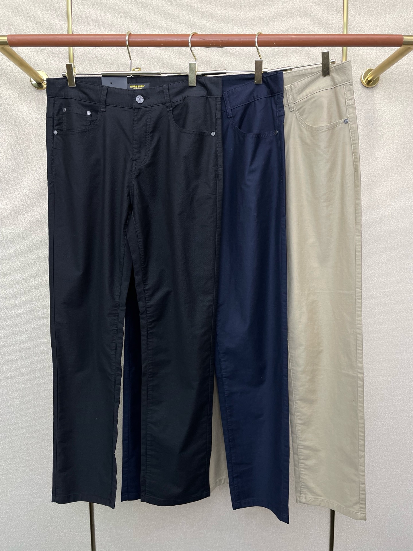 NO:744263,.Burberry's exclusive new casual pants, high-end version, counter-customized fabrics, high breathability and comfort, impeccable details, brand element design concept, reflecting high quality. Delicate and soft feel!  It presents a casual cut and the upper body shape is awesome!  Code number 29-40,,burberry,burberry,19860909.Burberry巴宝莉独家专供新款休闲裤 高端版本 专柜定制面料 透气舒适度高,细节无可挑剔,品牌元素设计理念,体现高品质.手感细腻柔软！呈现休闲裁剪,上身版型超赞！码数29-40,,burberry,burberry,,Men's clothing