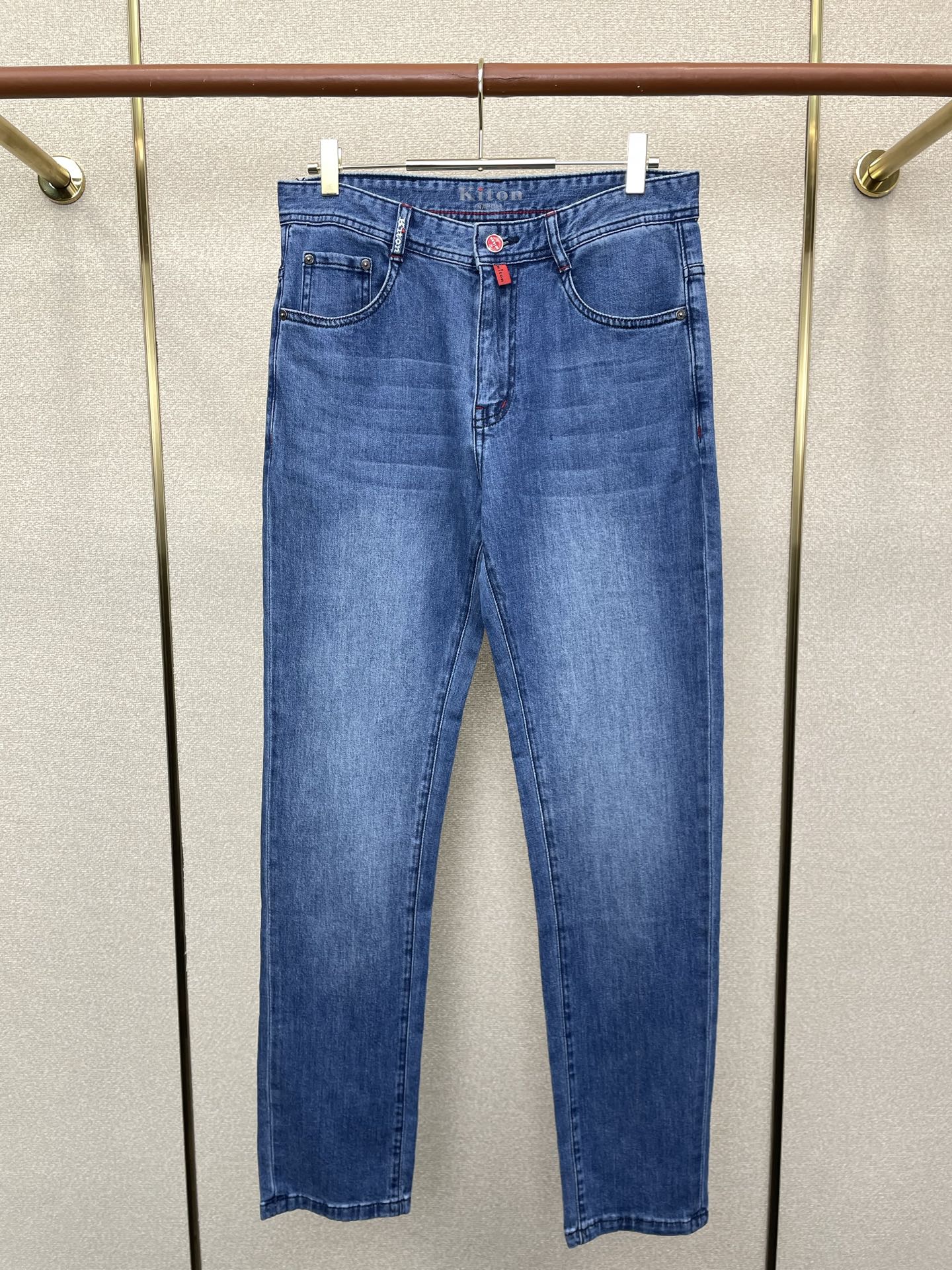 NO:744262,.KITON exclusively provides high-end versions of new casual jeans. The fabrics are customized at the counter. They are highly breathable and comfortable, with impeccable details. The brand element design concept reflects high quality. It feels delicate and soft!  It presents a casual cut and the upper body shape is awesome!  Code number 29-40,,jeans,19860909.KITON独家专供新款休闲牛仔裤高端版本 专柜定制面料 透气舒适度高,细节无可挑剔,品牌元素设计理念,体现高品质.手感细腻柔软！呈现休闲裁剪,上身版型超赞！码数29-40,,jeans,,Men's clothing