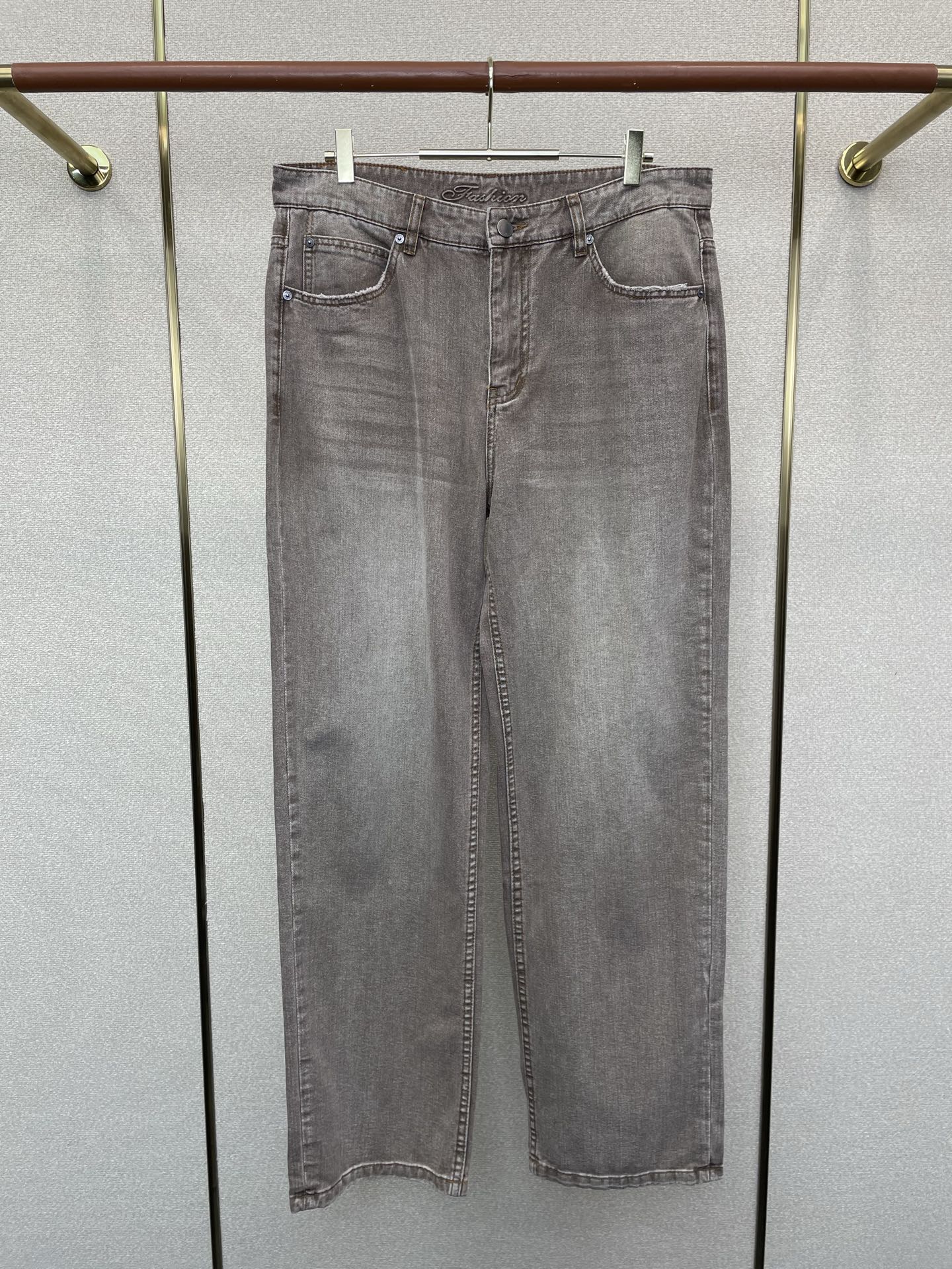 NO:744231,.Bottega Veneta exclusively provides high-end versions of new casual jeans. Custom-made fabrics at the counter. Highly breathable and comfortable, with impeccable details. The brand element design concept reflects high quality. It feels delicate and soft!  It presents a casual cut and the upper body shape is awesome!  Code number 29-40,,bottega veneta,bottega veneta,jeans,19860909.Bottega Veneta葆蝶家独家专供新款休闲牛仔裤高端版本 专柜定制面料 透气舒适度高,细节无可挑剔,品牌元素设计理念,体现高品质.手感细腻柔软！呈现休闲裁剪,上身版型超赞！码数29-40,,bottega veneta,bottega veneta,jeans,,Men's clothing