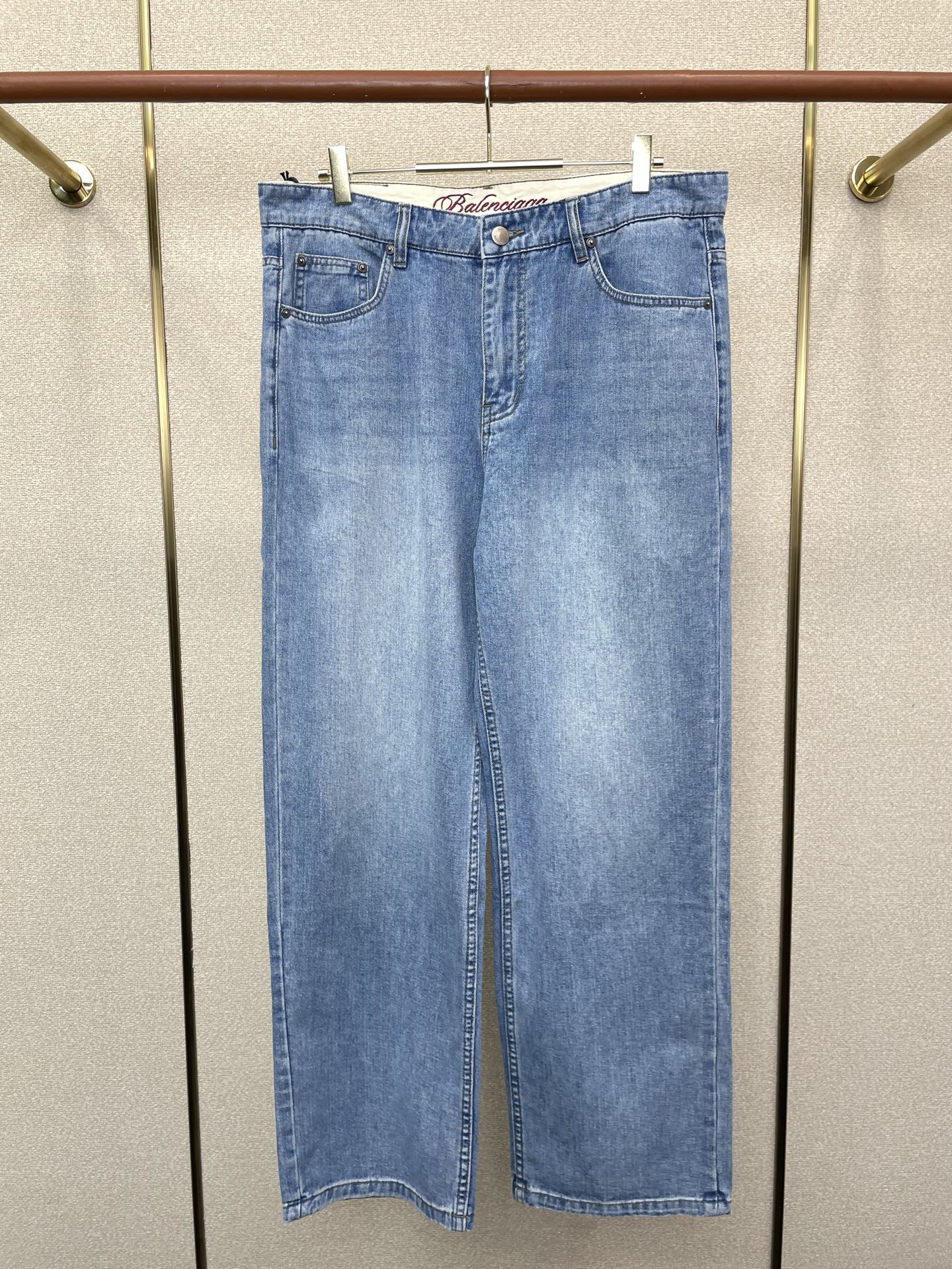 NO:744238,.BALENCIAGA exclusively provides high-end versions of new casual jeans. Custom-made fabrics at the counter. Highly breathable and comfortable, with impeccable details. The brand element design concept embodies high quality. It feels delicate and soft!  It presents a casual cut and the upper body shape is awesome!  Code number 29-40,,balenciaga,balenciaga,jeans,19860909.BALENCIAGA巴黎世家独家专供新款休闲牛仔裤高端版本 专柜定制面料 透气舒适度高,细节无可挑剔,品牌元素设计理念,体现高品质.手感细腻柔软！呈现休闲裁剪,上身版型超赞！码数29-40,,balenciaga,balenciaga,jeans,,Men's clothing