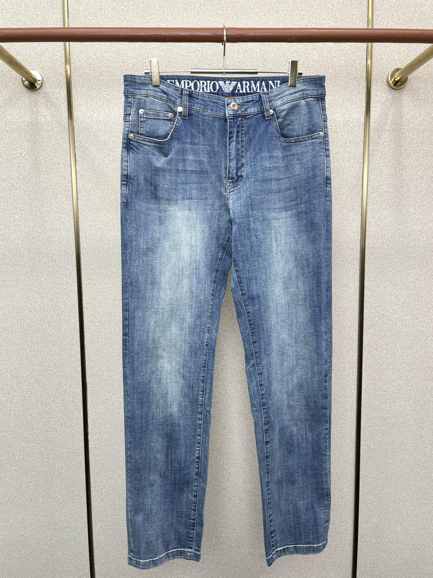 NO:744253,.ARMANI exclusively provides high-end versions of new casual jeans. Custom-made fabrics at the counter. Highly breathable and comfortable, with impeccable details. The brand element design concept embodies high quality. It feels delicate and soft!  It presents a casual cut and the upper body shape is awesome!  Code number 29-40,,armani,armani,jeans,19860909.ARMANI阿玛尼独家专供新款休闲牛仔裤高端版本 专柜定制面料 透气舒适度高,细节无可挑剔,品牌元素设计理念,体现高品质.手感细腻柔软！呈现休闲裁剪,上身版型超赞！码数29-40,,armani,armani,jeans,,Men's clothing