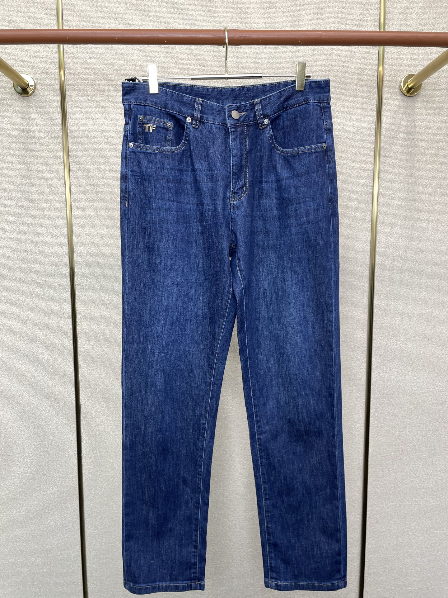 NO:744247,.TOM FORD Tom Ford exclusively provides high-end versions of new casual jeans. Custom-made fabrics at the counter. Highly breathable and comfortable, with impeccable details. The brand element design concept embodies high quality. It feels delicate and soft!  It presents a casual cut and the upper body shape is awesome!  Code number 29-40,,tom ford,jeans,19860909.TOM FORD汤姆福特独家专供新款休闲牛仔裤高端版本 专柜定制面料 透气舒适度高,细节无可挑剔,品牌元素设计理念,体现高品质.手感细腻柔软！呈现休闲裁剪,上身版型超赞！码数29-40,,tom ford,jeans,,Men's clothing