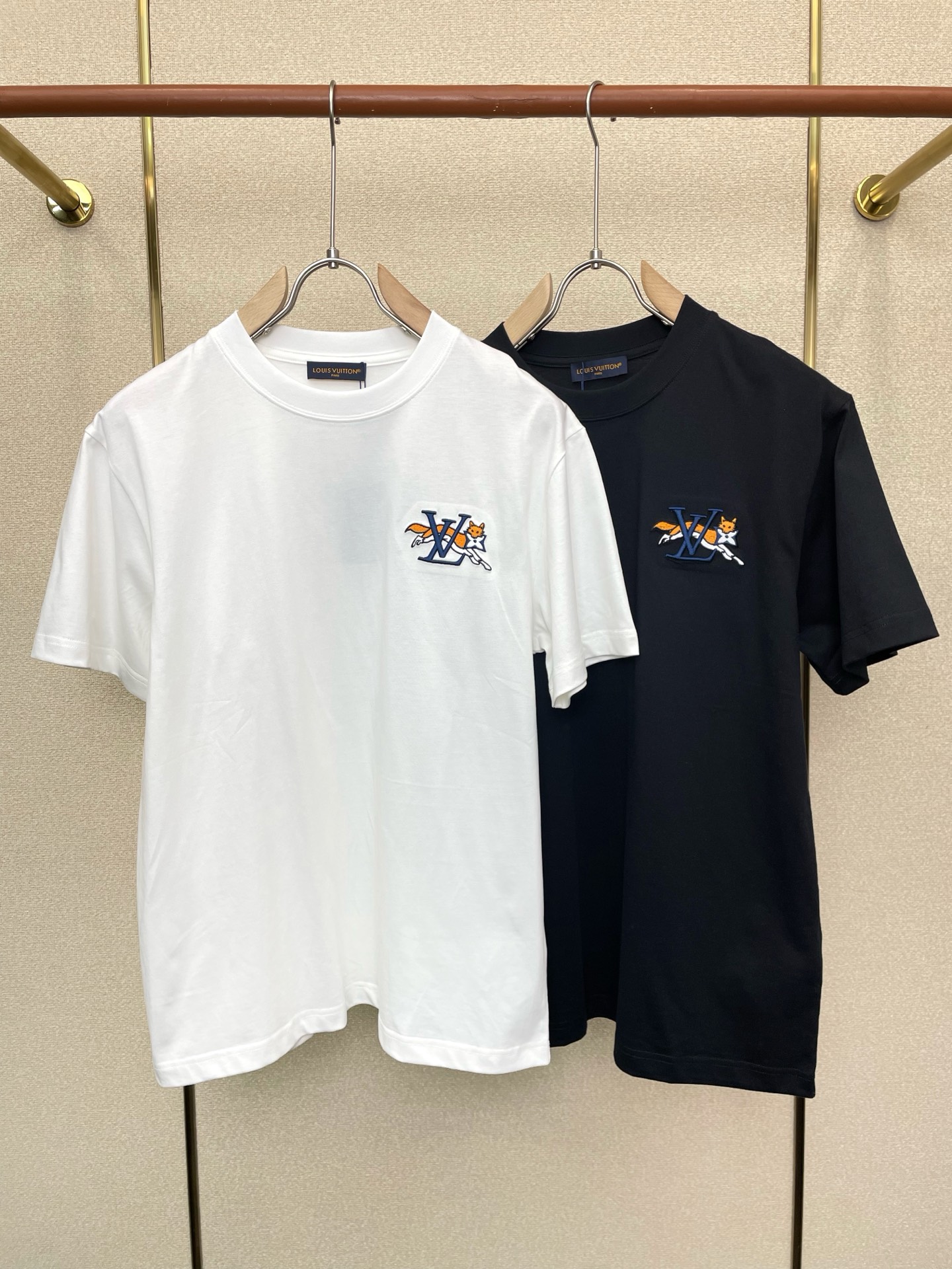 NO:746192,.Louis Vuitton Louis Vuitton exclusively offers new original men's casual short sleeves. High-end customization. High-end version. Fashionable and versatile imported fabrics. Super soft and delicate feel. Skin-friendly and comfortable to wear. High-end boutique. The upper body is finely made by the factory. It is a must-have item for men. Three standards are complete. Size M-3XL,, louis vuitton, louis vuitton, T-shirt,19860909.Louis Vuitton路易威登独家专供新款原单男士休闲短袖 高端定制 高端版本 时尚百搭爆款进口面料 手感超柔软细腻 穿着亲肤舒适 高端精品 代工厂精细做上身非常赞 男士必备单品 三标齐全 码数M-3XL,,louis vuitton,louis vuitton,T-shirt,,Men's clothing