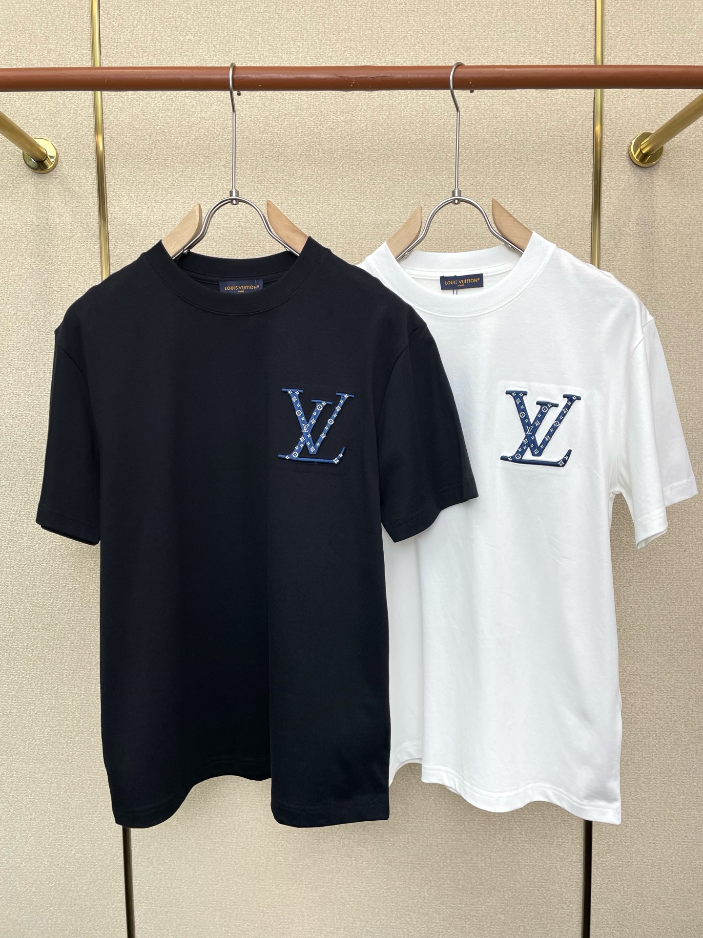 NO:746213,.Louis Vuitton Louis Vuitton exclusively offers new original men's casual short sleeves. High-end customization. High-end version. Fashionable and versatile imported fabrics. Super soft and delicate feel. Skin-friendly and comfortable to wear. High-end boutique. The upper body is finely made by the factory. It is a must-have item for men. Three standards are complete. Size M-3XL,, louis vuitton, louis vuitton, T-shirt,19860909.Louis Vuitton路易威登独家专供新款原单男士休闲短袖 高端定制 高端版本 时尚百搭爆款进口面料 手感超柔软细腻 穿着亲肤舒适 高端精品 代工厂精细做上身非常赞 男士必备单品 三标齐全 码数M-3XL,,louis vuitton,louis vuitton,T-shirt,,Men's clothing