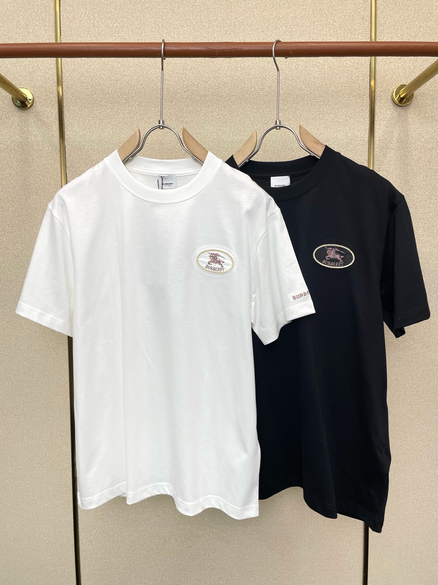 NO:746157,.Burberry exclusively supplies new original men's casual short sleeves. High-end customization. High-end version. Fashionable and versatile imported fabrics. Super soft and delicate feel. Skin-friendly and comfortable to wear. High-end boutique. The upper body is exquisitely made by the factory. A must-have item for men. Three complete standards. Size M-3XL,,burberry,burberry,T-shirt,19860909.Burberry巴宝莉独家专供新款原单男士休闲短袖 高端定制 高端版本 时尚百搭爆款进口面料 手感超柔软细腻 穿着亲肤舒适 高端精品 代工厂精细做上身非常赞 男士必备单品 三标齐全 码数M-3XL,,burberry,burberry,T-shirt,,Men's clothing