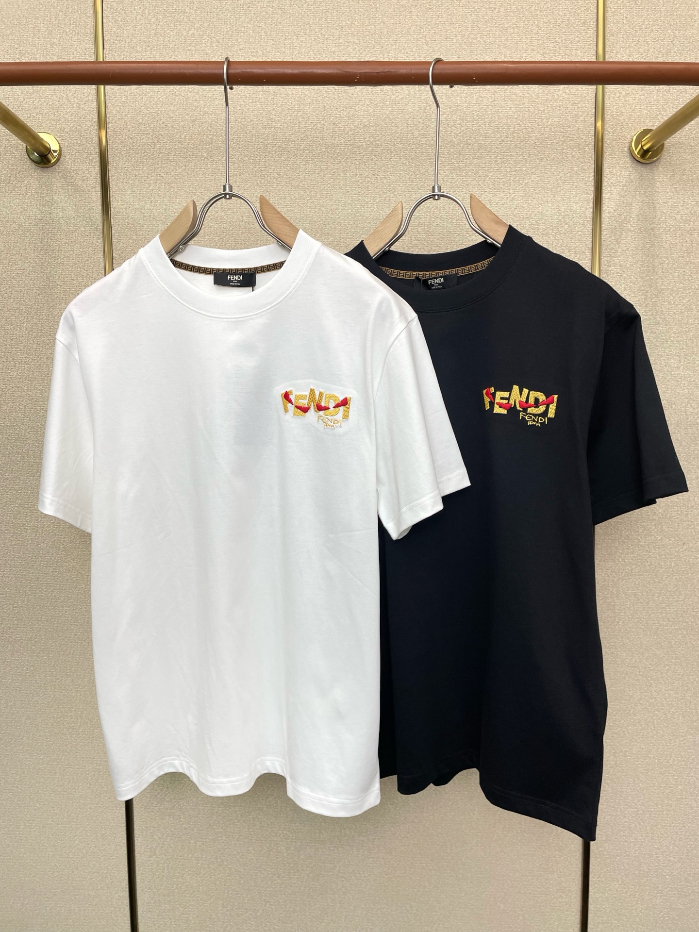 NO:746194,.FENDI Fendi exclusively provides new original men's casual short sleeves. High-end customization. High-end version. Fashionable and versatile imported fabrics. Super soft and delicate feel. Skin-friendly and comfortable to wear. High-end boutique. The upper body is exquisitely made by the factory. A must-have item for men. Three complete standards. Size M-3XL,,fendi,fendi, T-shirt,19860909.FENDI芬迪独家专供新款原单男士休闲短袖 高端定制 高端版本 时尚百搭爆款进口面料 手感超柔软细腻 穿着亲肤舒适 高端精品 代工厂精细做上身非常赞 男士必备单品 三标齐全 码数M-3XL,,fendi,fendi,T-shirt,,Men's clothing