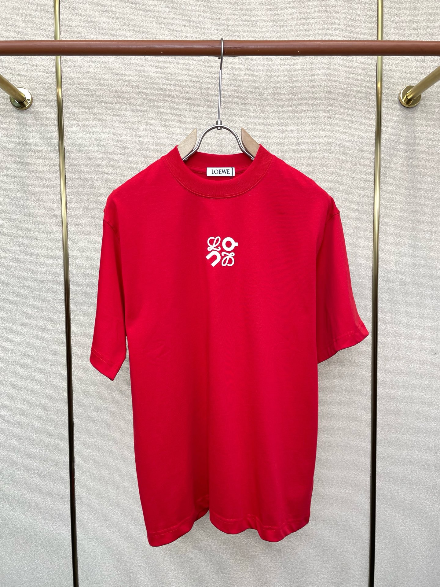 NO:744320,.LOEWE exclusively supplies new original men's casual short-sleeves, high-end customization, high-end version, fashionable and versatile imported fabrics, super soft and delicate to the touch, skin-friendly and comfortable to wear, high-end boutique, the upper body is exquisitely made by the factory, a must-have item for men, complete with three standards, size M-2XL,,loewe,loewe,T-shirt,19860909.LOEWE罗意威独家专供新款原单男士休闲短袖 高端定制 高端版本 时尚百搭爆款进口面料 手感超柔软细腻 穿着亲肤舒适 高端精品 代工厂精细做上身非常赞 男士必备单品 三标齐全 码数M-2XL,,loewe,loewe,T-shirt,,Men's clothing