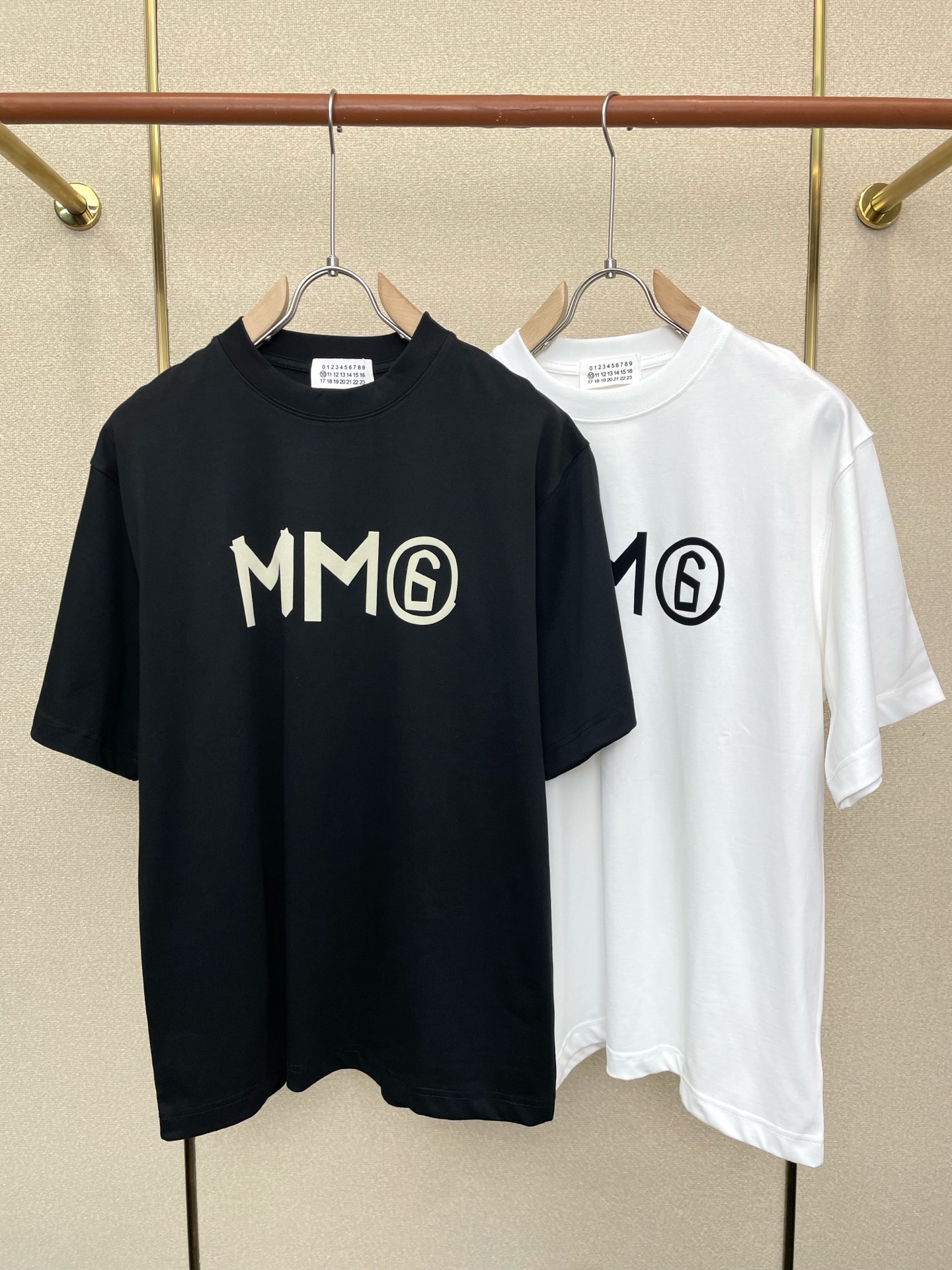 NO:744230,.Masion Margiela MM6 is exclusively for the new original men's casual short sleeves. High-end customization. High-end version. Fashionable and versatile imported fabrics. Super soft and delicate feel. Skin-friendly and comfortable to wear. High-end boutique. The upper body is finely made by the factory. It is a must-have item for men. Three standards are complete. Size M-2XL, masion margiela, masion margiela, T-shirt,19860909.Masion Margiela梅森马吉拉MM6独家专供新款原单男士休闲短袖 高端定制 高端版本 时尚百搭爆款进口面料 手感超柔软细腻 穿着亲肤舒适 高端精品 代工厂精细做上身非常赞 男士必备单品 三标齐全 码数M-2XL,,masion margiela,masion margiela,T-shirt,,Men's clothing