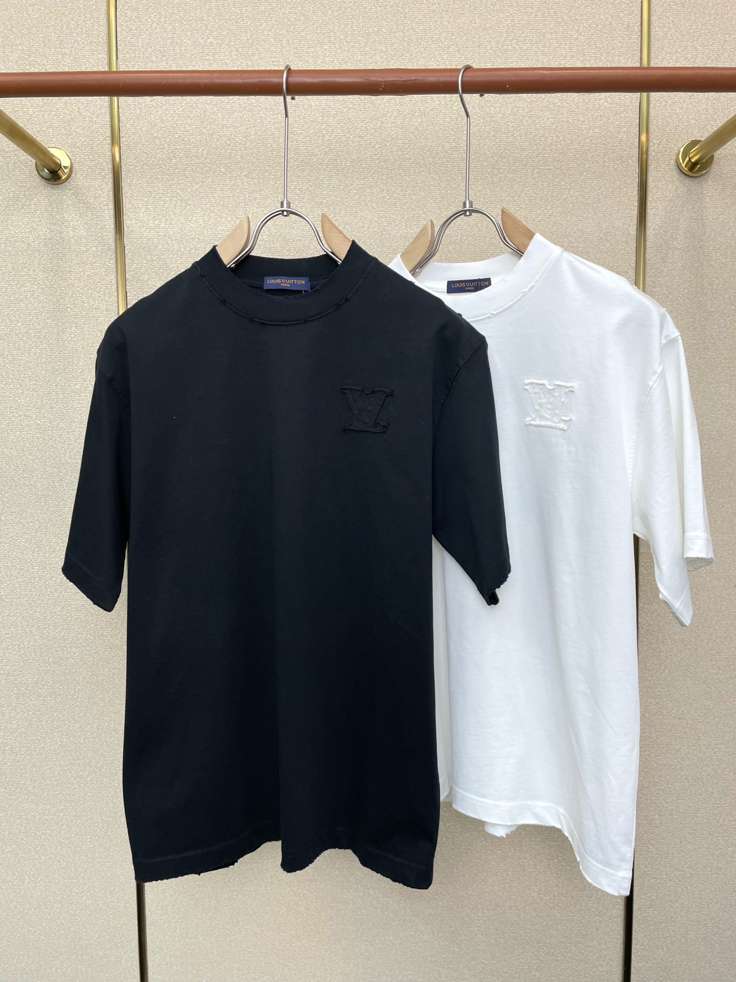 NO:744334,.Louis Vuitton Louis Vuitton exclusively provides new original men's casual short sleeves. High-end customization. High-end version. Fashionable and versatile imported fabrics. Super soft and delicate feel. Skin-friendly and comfortable to wear. High-end boutique. The upper body is finely made by the factory. It is a must-have item for men. Three standards are complete. Size M-2XL,, louis vuitton, louis vuitton, T-shirt,19860909.Louis Vuitton路易威登独家专供新款原单男士休闲短袖 高端定制 高端版本 时尚百搭爆款进口面料 手感超柔软细腻 穿着亲肤舒适 高端精品 代工厂精细做上身非常赞 男士必备单品 三标齐全 码数M-2XL,,louis vuitton,louis vuitton,T-shirt,,Men's clothing