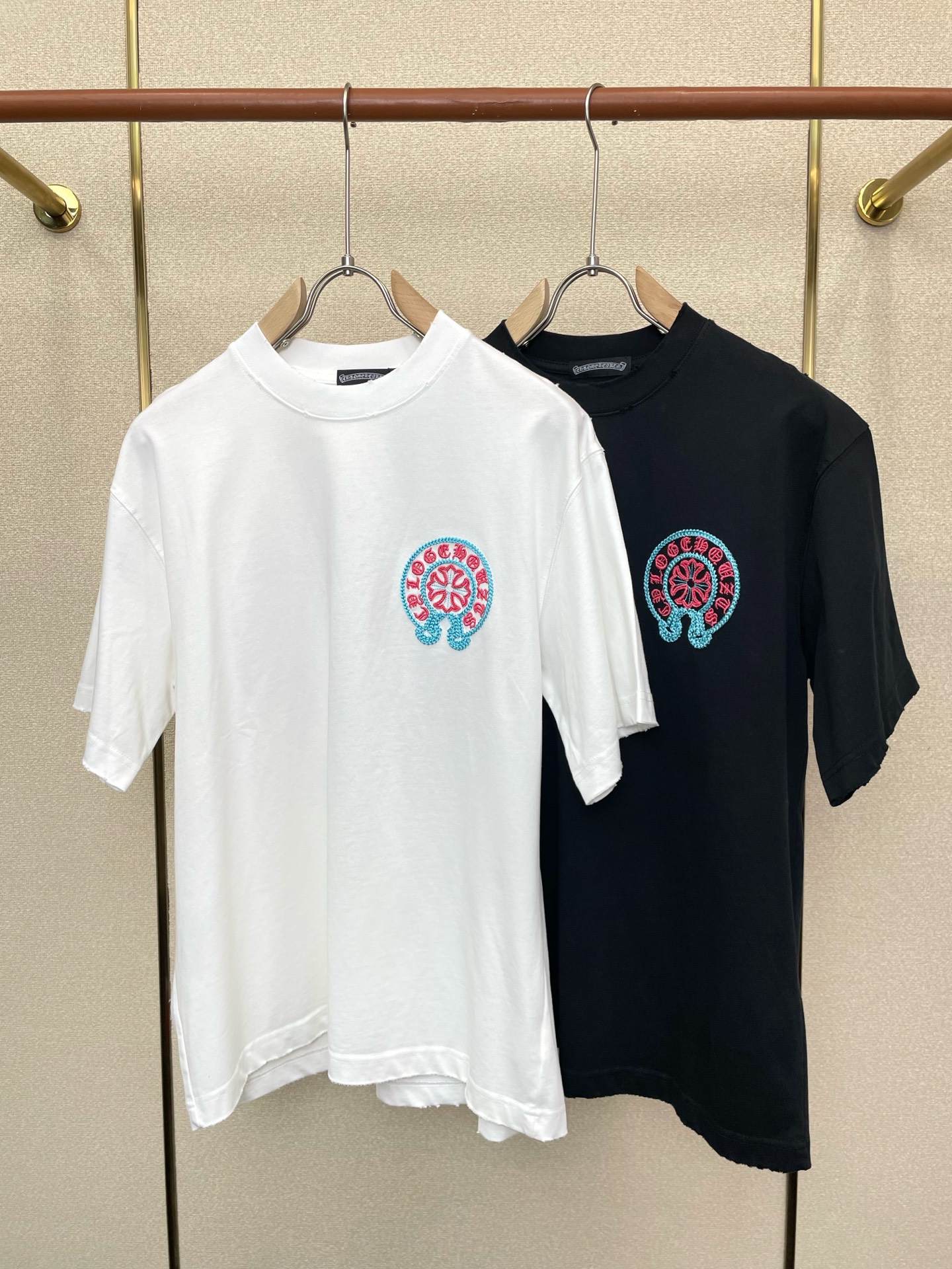 NO:744332,.Chrome hearts are exclusive to the new original men's casual short sleeves, high-end customization, high-end version, fashionable and versatile imported fabrics, super soft and delicate to the touch, skin-friendly and comfortable to wear, high-end boutique, the upper body is exquisitely made by the factory, a must-have item for men, complete with three standards, size M-2XL,, chrome hearts, chrome hearts, T-shirt,19860909.Chrome hearts克罗心独家专供新款原单男士休闲短袖 高端定制 高端版本 时尚百搭爆款进口面料 手感超柔软细腻 穿着亲肤舒适 高端精品 代工厂精细做上身非常赞 男士必备单品 三标齐全 码数M-2XL,,chrome hearts,chrome hearts,T-shirt,,Men's clothing